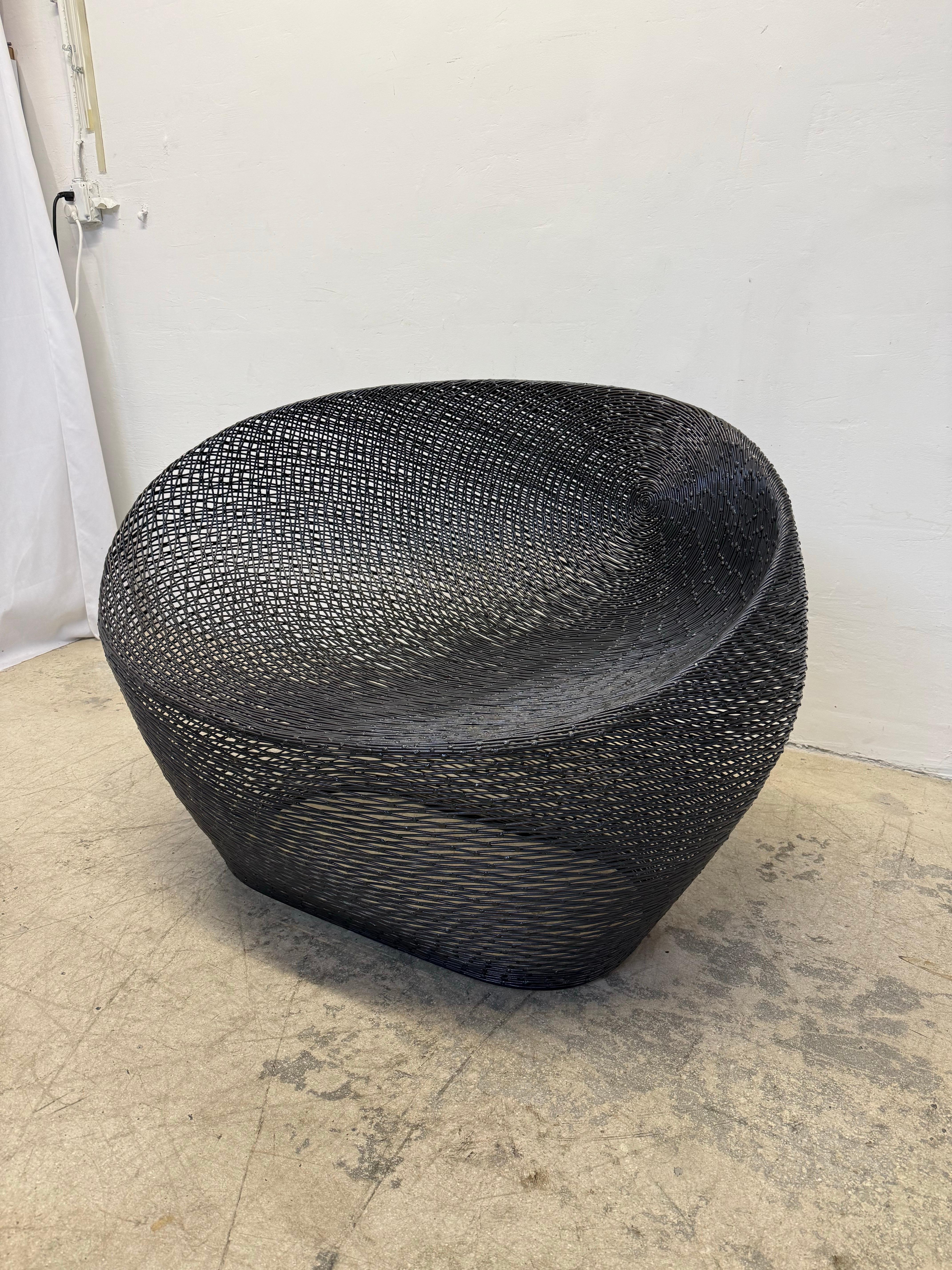 Rare banc organique moderne en fer galvanisé soudé de la collection Cocoon conçue par  Ann Pamintuan vers les années 2000.  Le fer galvanisé conserve sa couche de poudre gris foncé d'origine pour protéger la chaise contre les éléments extérieurs. 