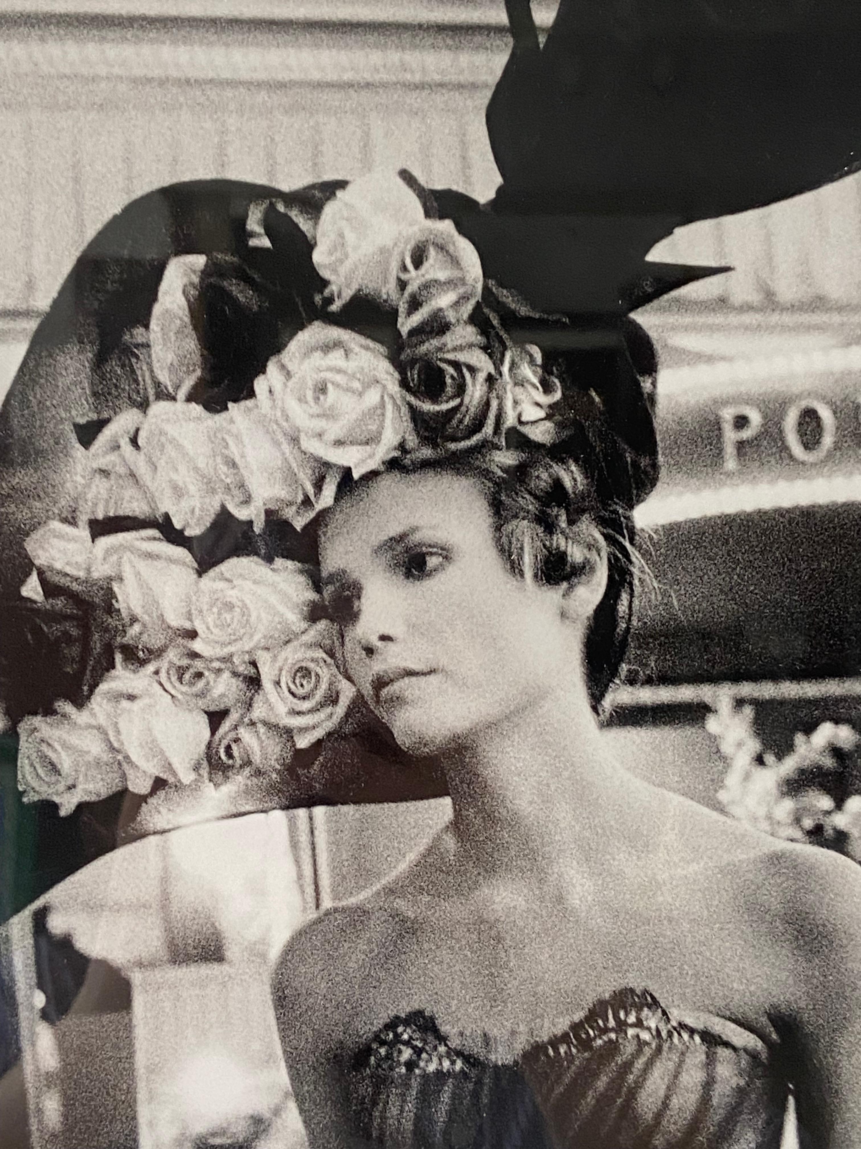Corne et roses - Contemporain Photograph par Ann Ray