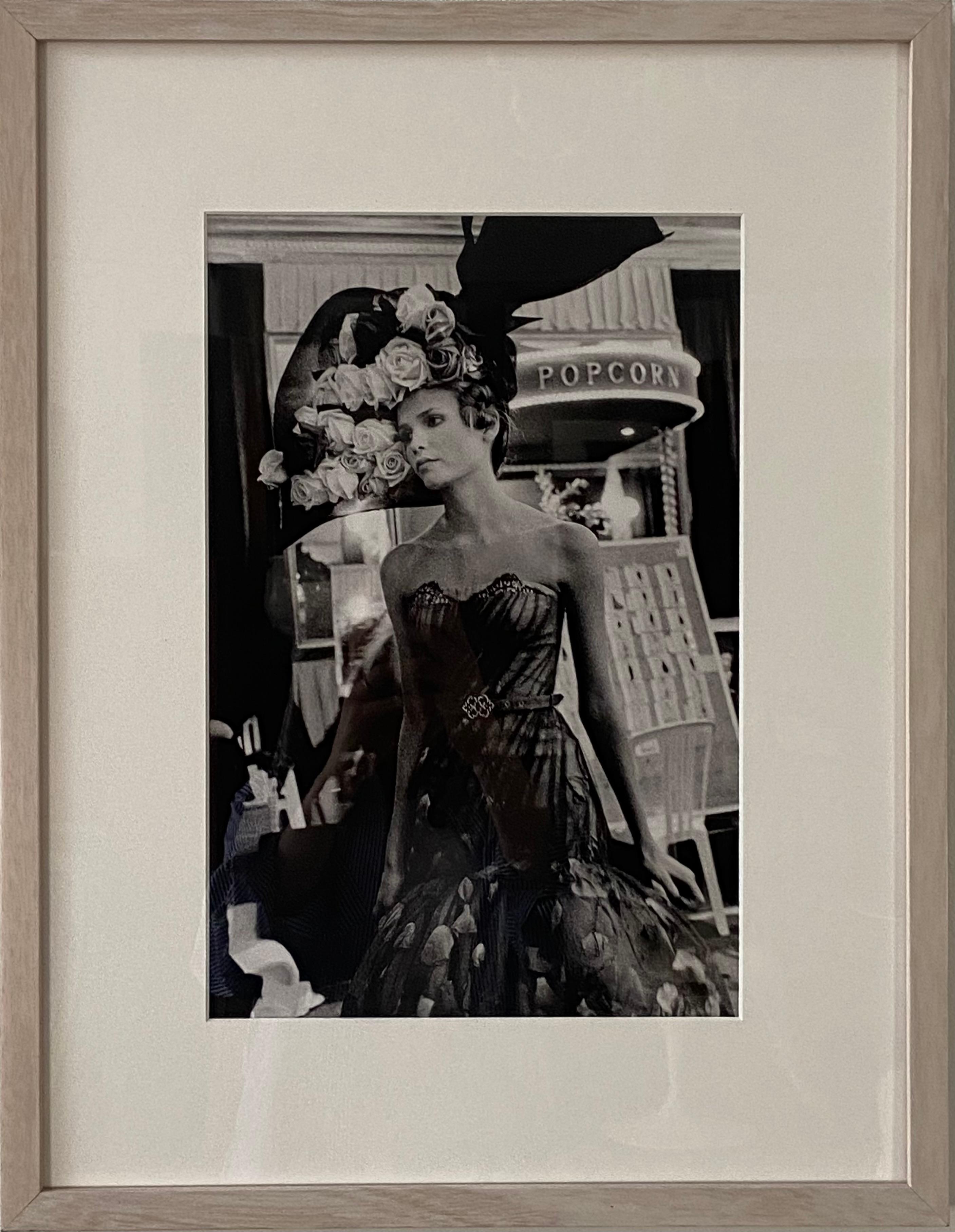 Black and White Photograph Ann Ray - Corne et roses