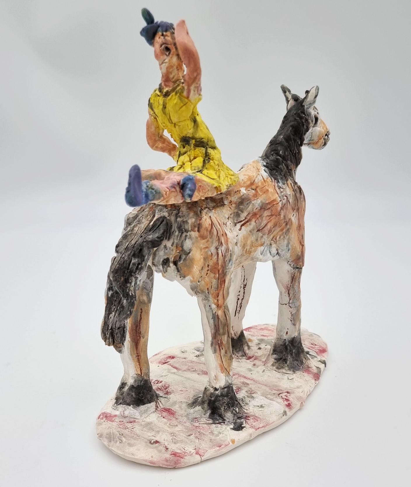 Acróbata femenina a caballo (Circo, Caprichoso, Viola Frey, Delicado, Juguetón) - Figurative Sculpture Gris de Ann Rothman