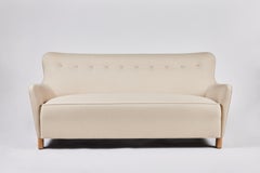 Ann Sofa - Divano moderno con schienale curvo e seduta stretta di Martin and Brockett