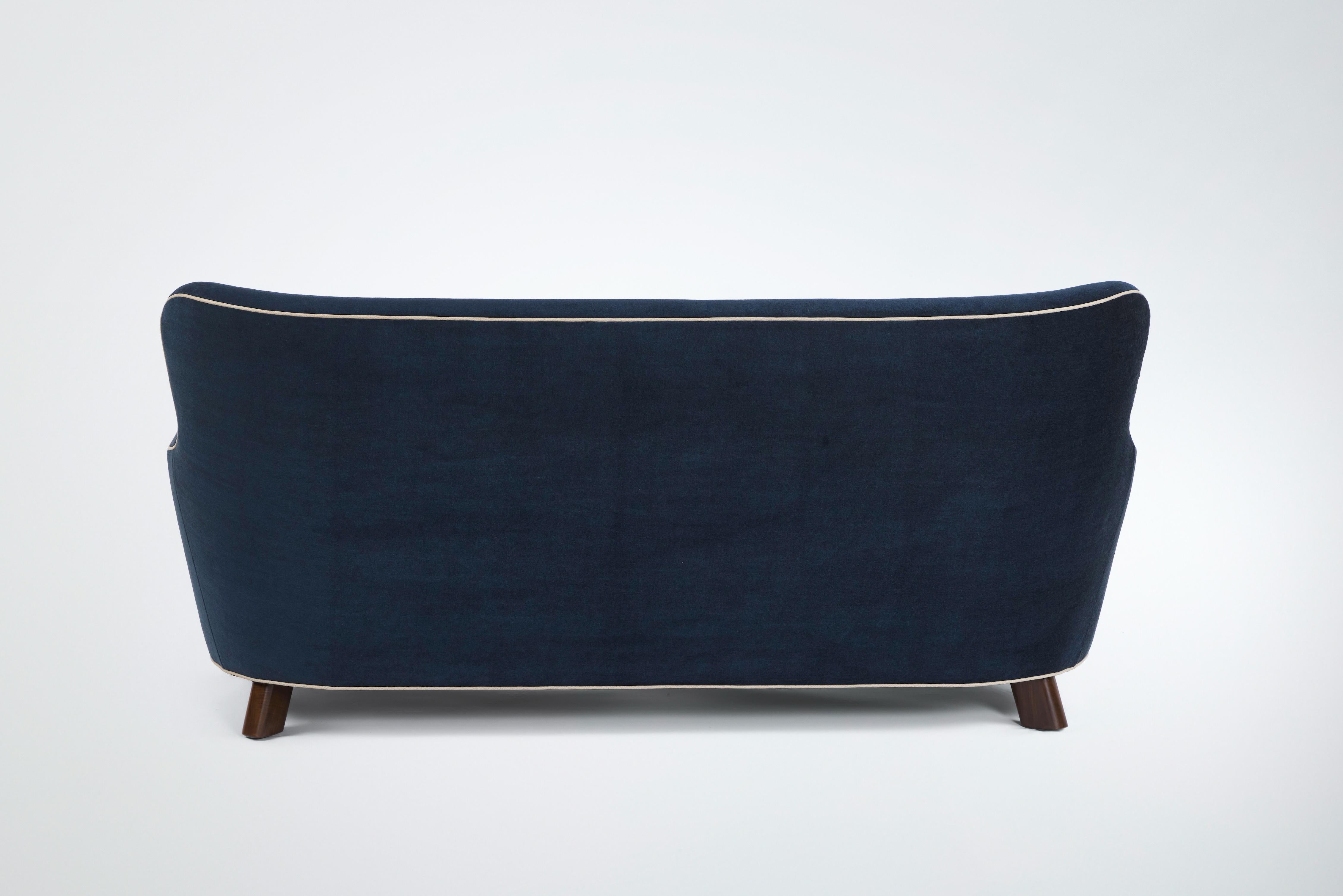 Moderne Sofa Modern Curved Tight Back and Seat de Martin and Brockett en vente