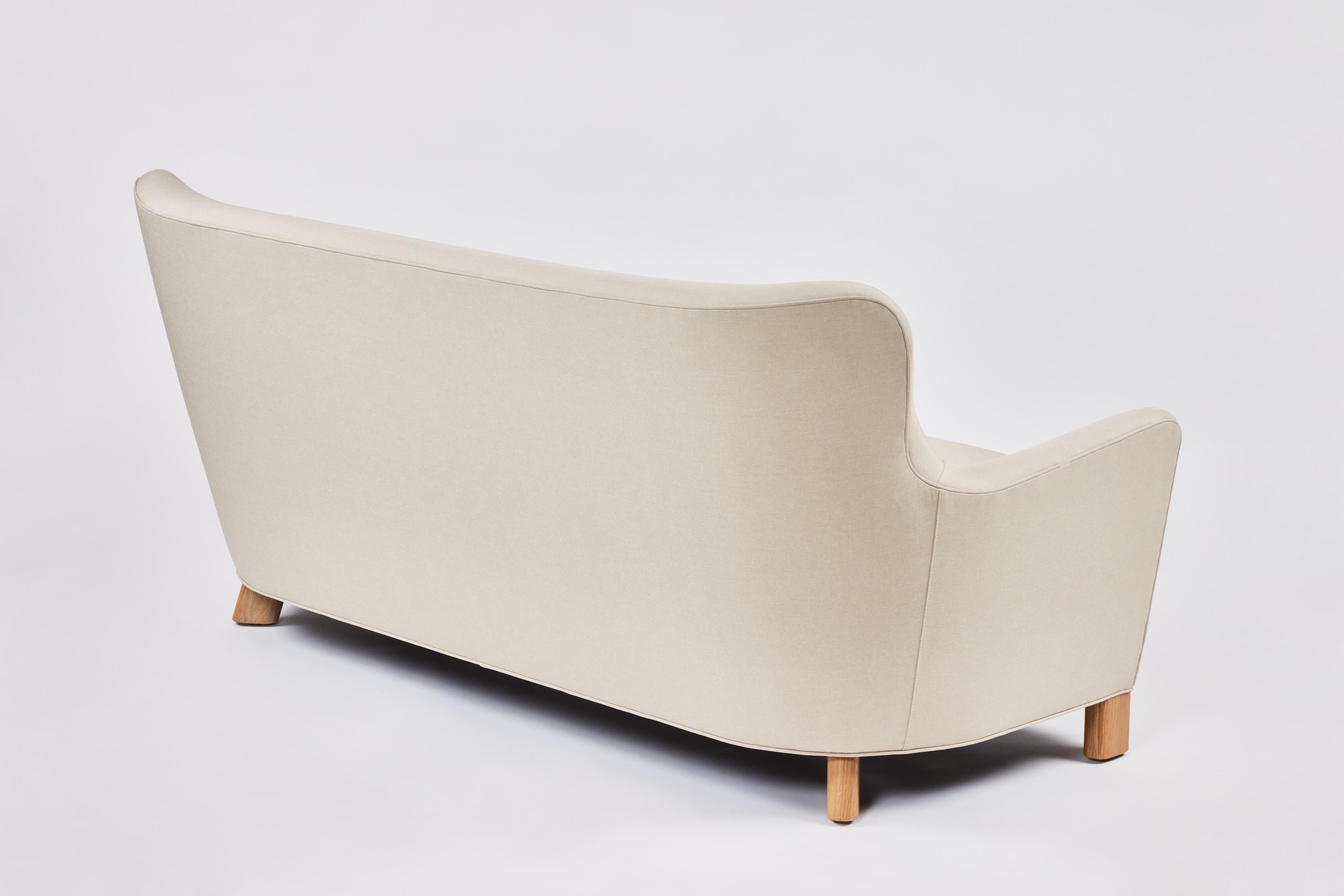 Américain Sofa Modern Curved Tight Back and Seat de Martin and Brockett en vente