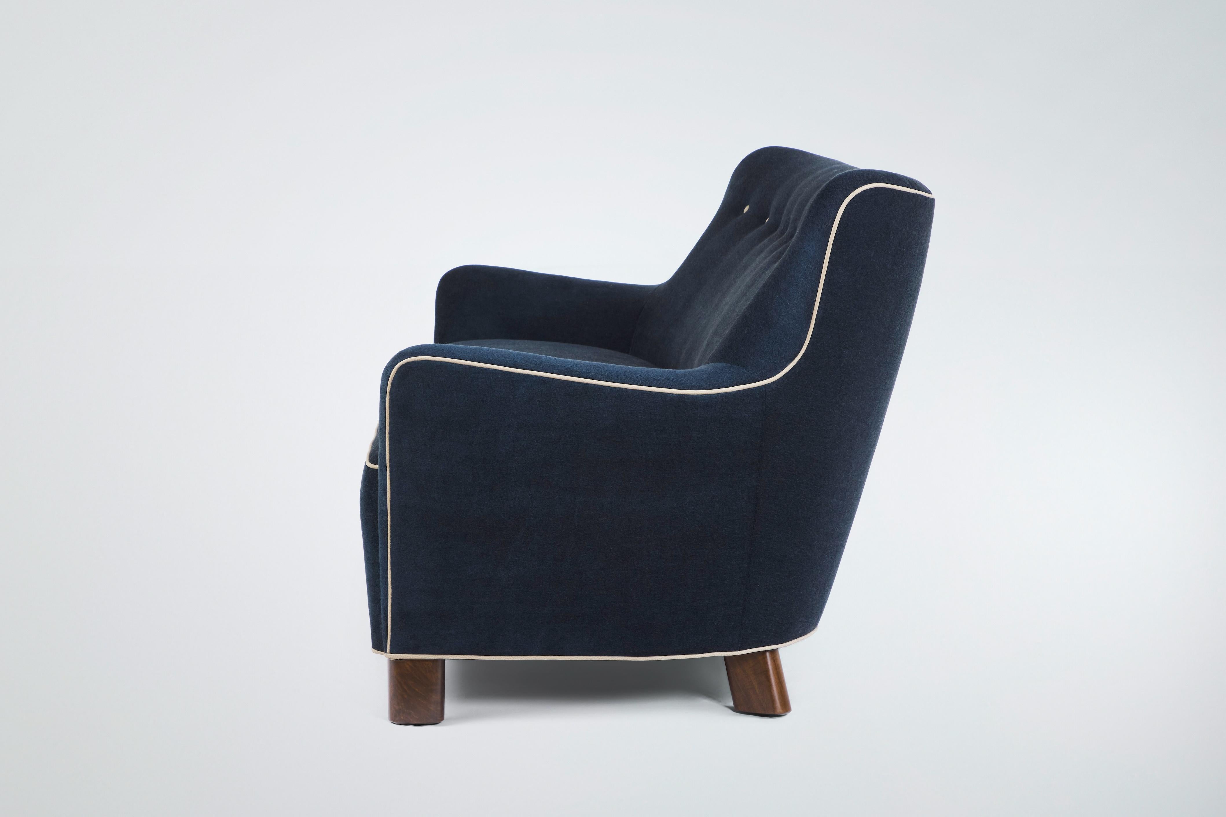 Américain Sofa Modern Curved Tight Back and Seat de Martin and Brockett en vente