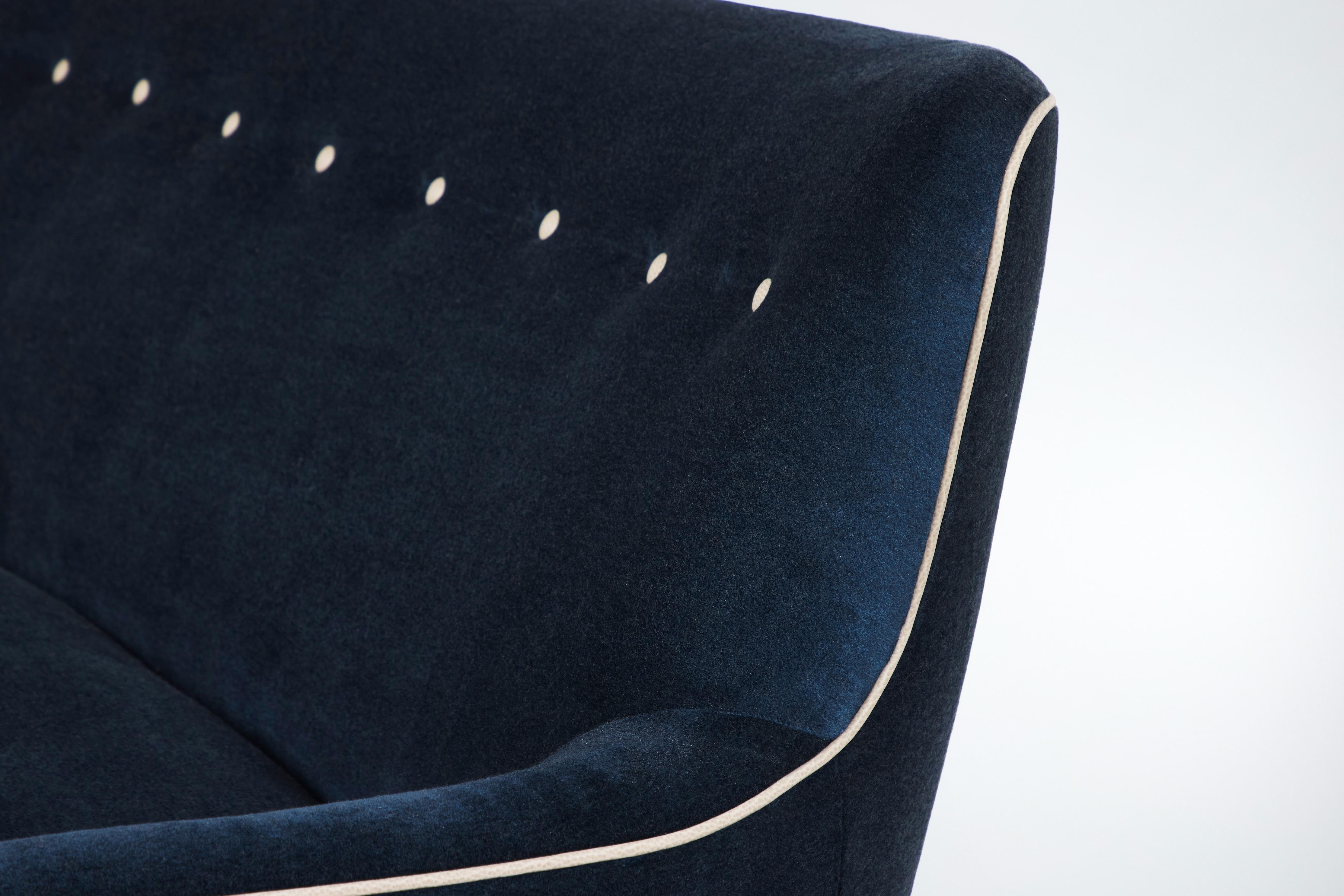 XXIe siècle et contemporain Sofa Modern Curved Tight Back and Seat de Martin and Brockett en vente