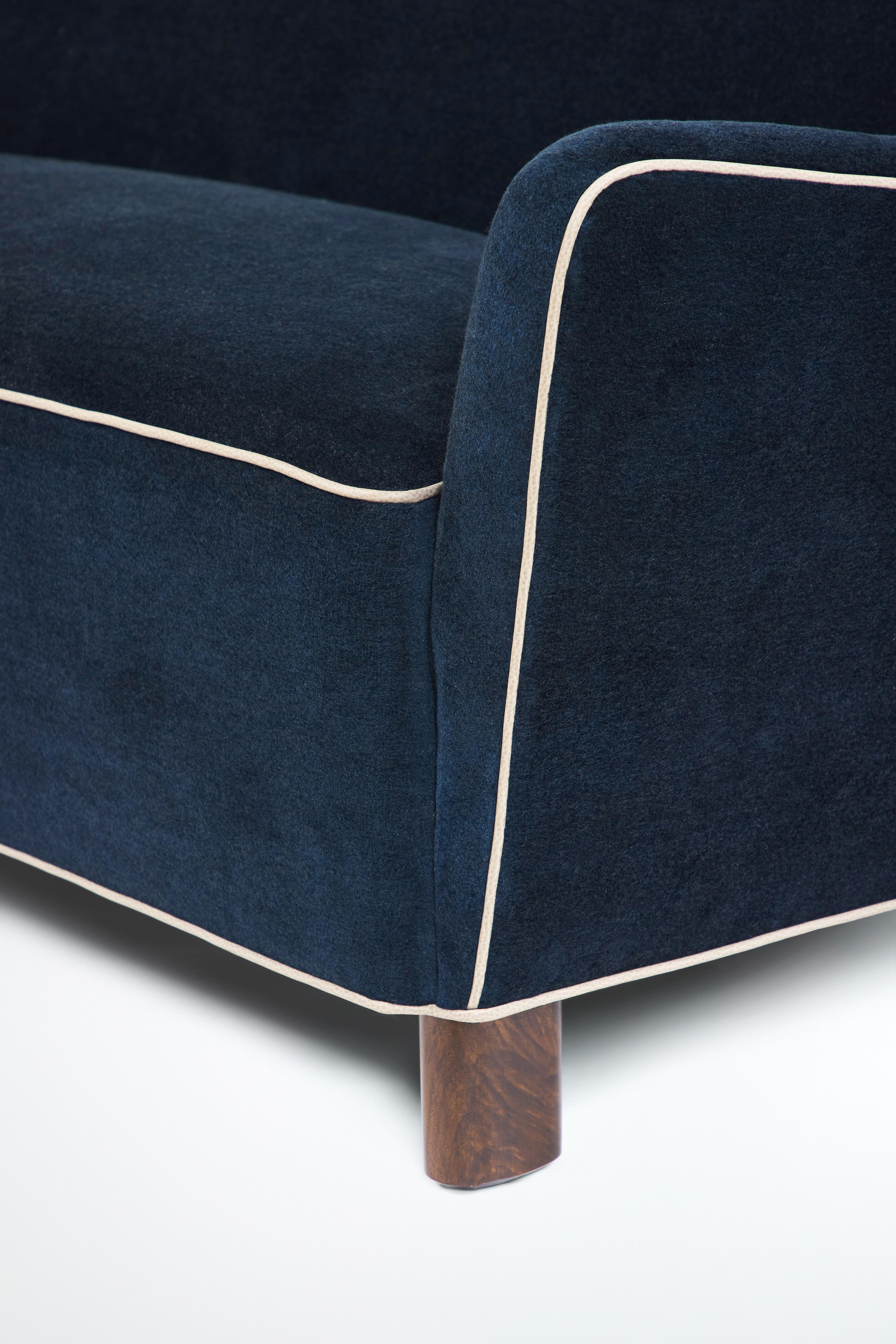 Tissu d'ameublement Sofa Modern Curved Tight Back and Seat de Martin and Brockett en vente