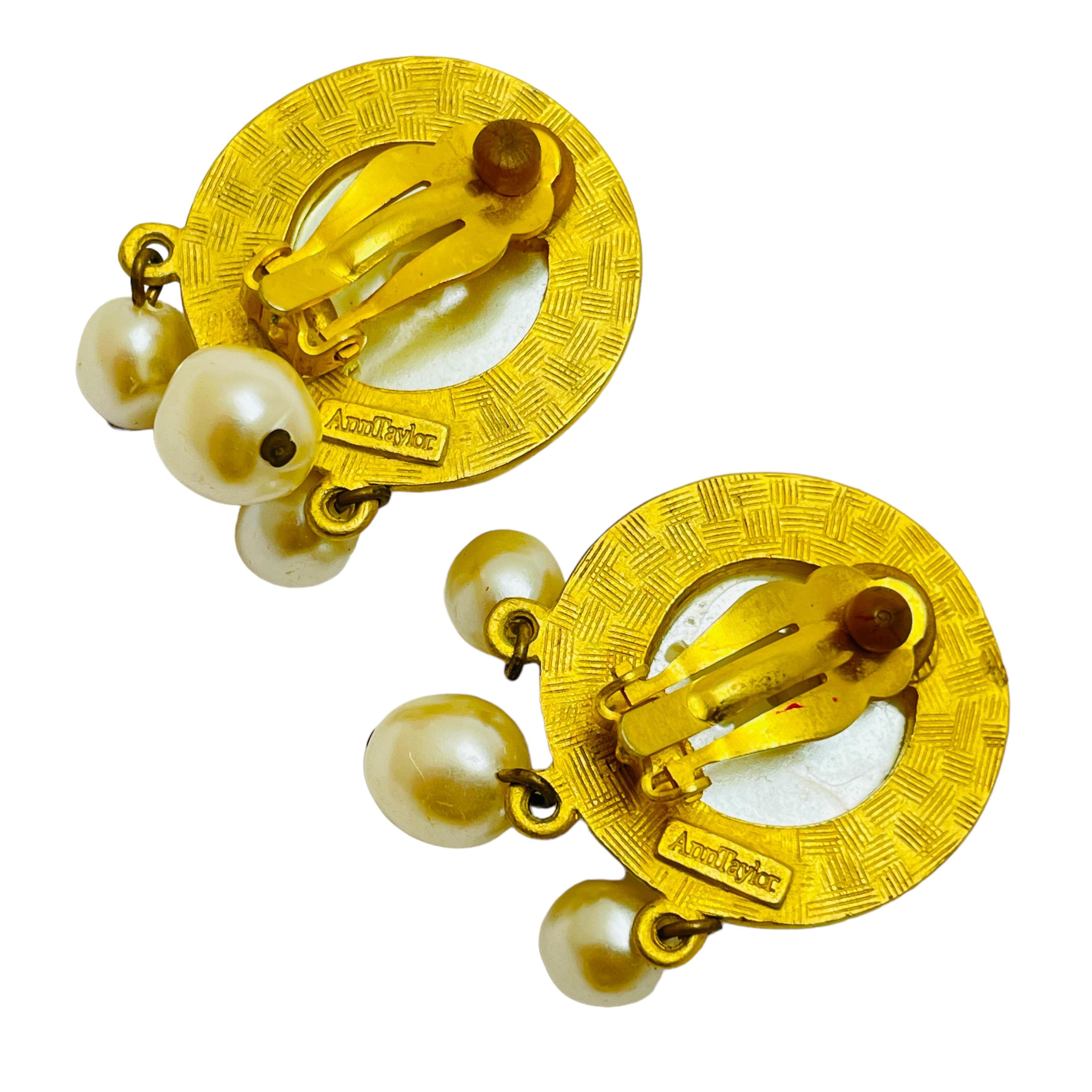ANN TAYLOR signed vintage gold dangle pearls designer clip on earrings In Good Condition In Palos Hills, IL