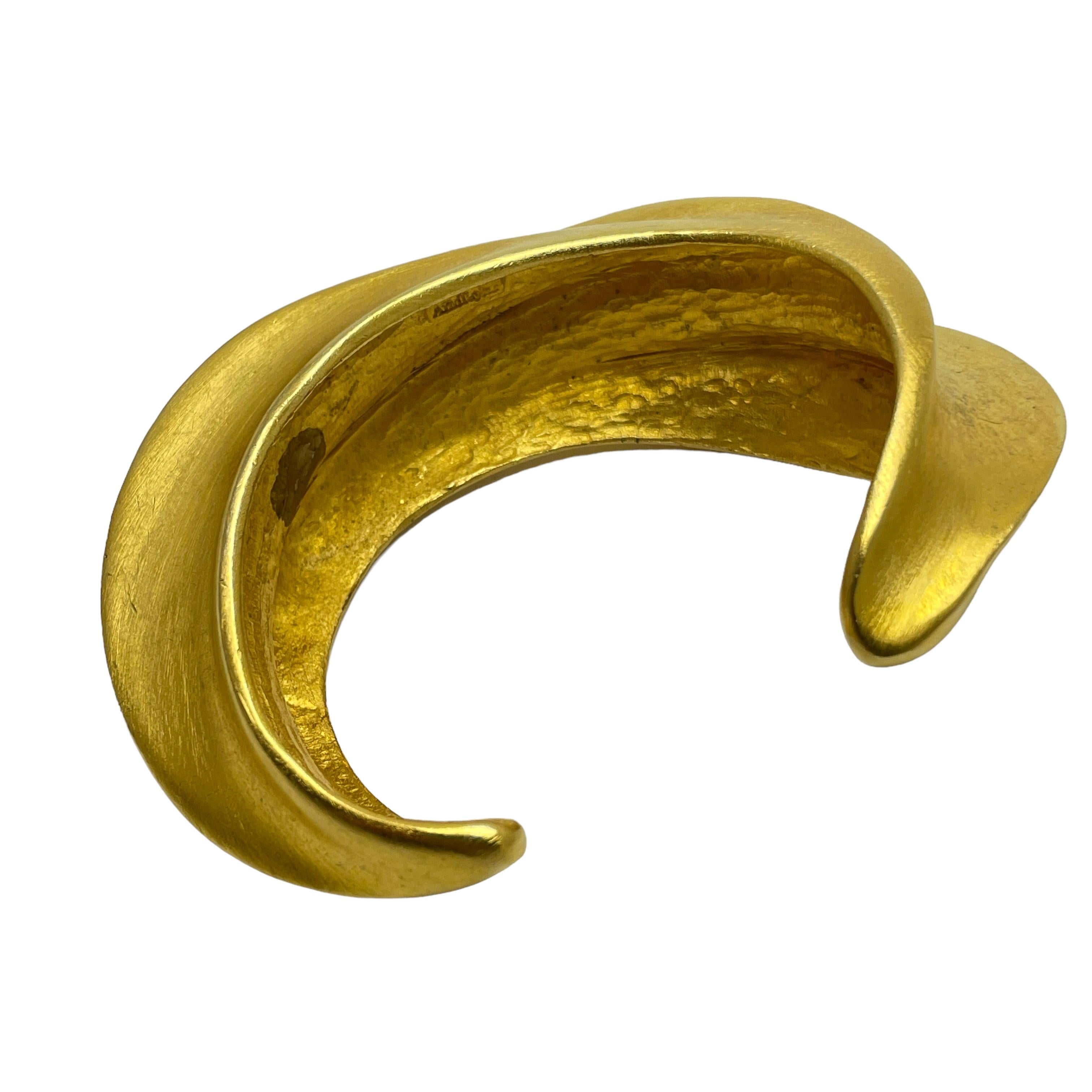 Women's or Men's ANN TAYLOR vintage matte gold modernist geometric designer runway cuff bracelet For Sale