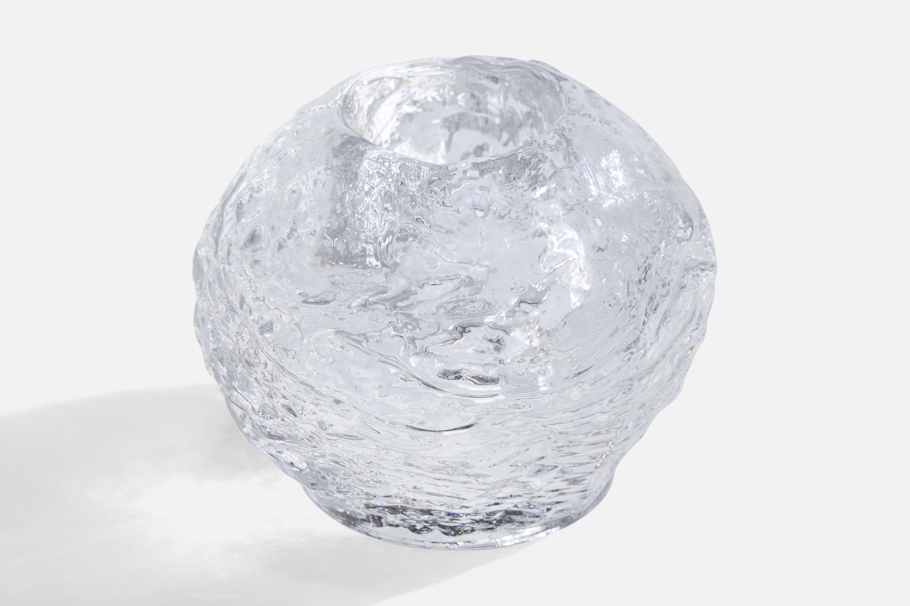Teelichthalter aus Glas, entworfen von Ann Wolff und hergestellt von Kosta Boda, Schweden, ca. 1970er Jahre.

Abmessungen: 3,5