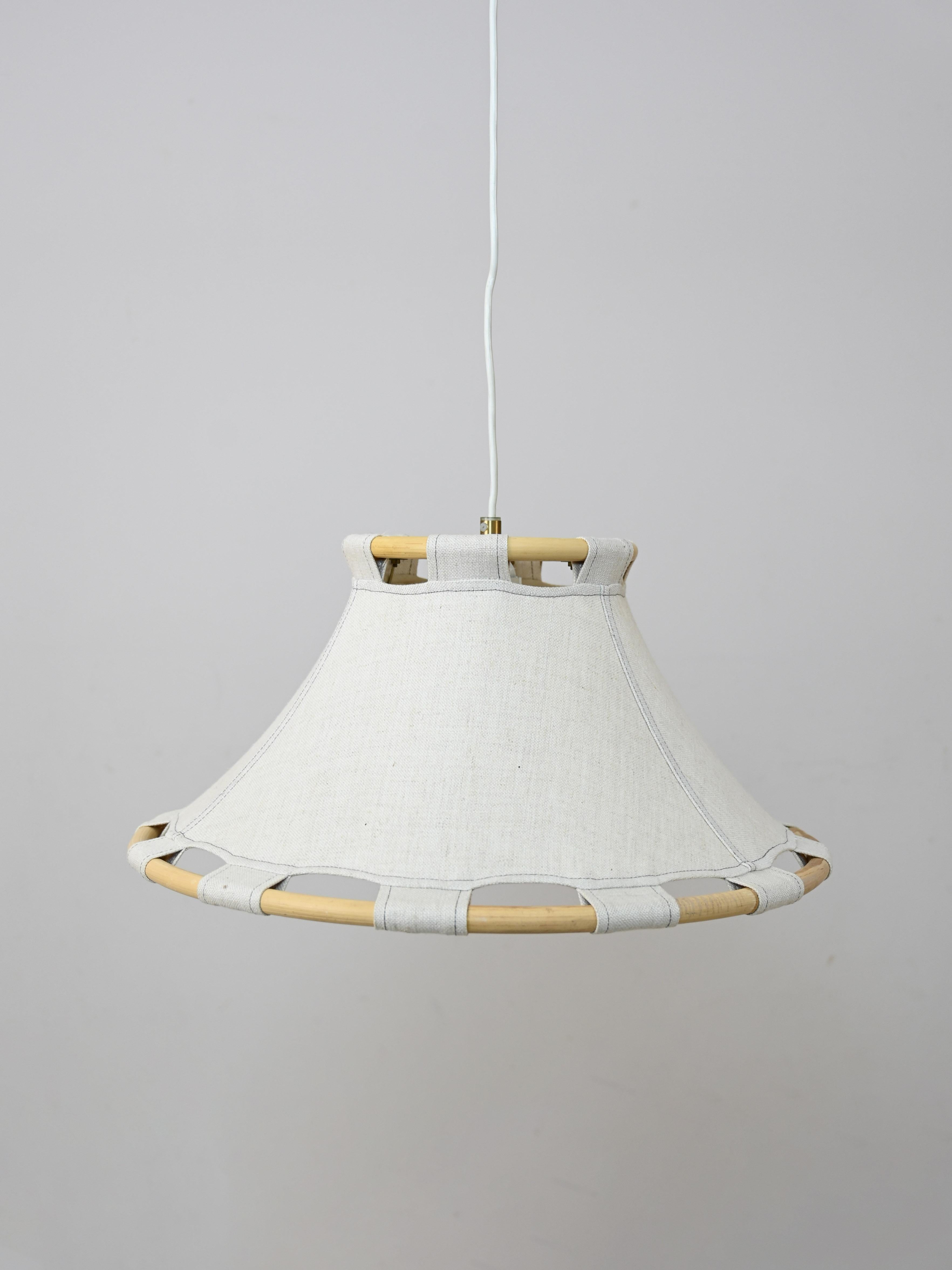 Vintage-Lampe, entworfen für Ateljé Lyktan in den 1970er Jahren.

Dieses Stück originellen skandinavischen Designs ist eine elegante Mischung aus verschiedenen MATERIALEN. Der Schirm ist aus Segeltuch, das Gestell aus Bambus und das Licht wird durch