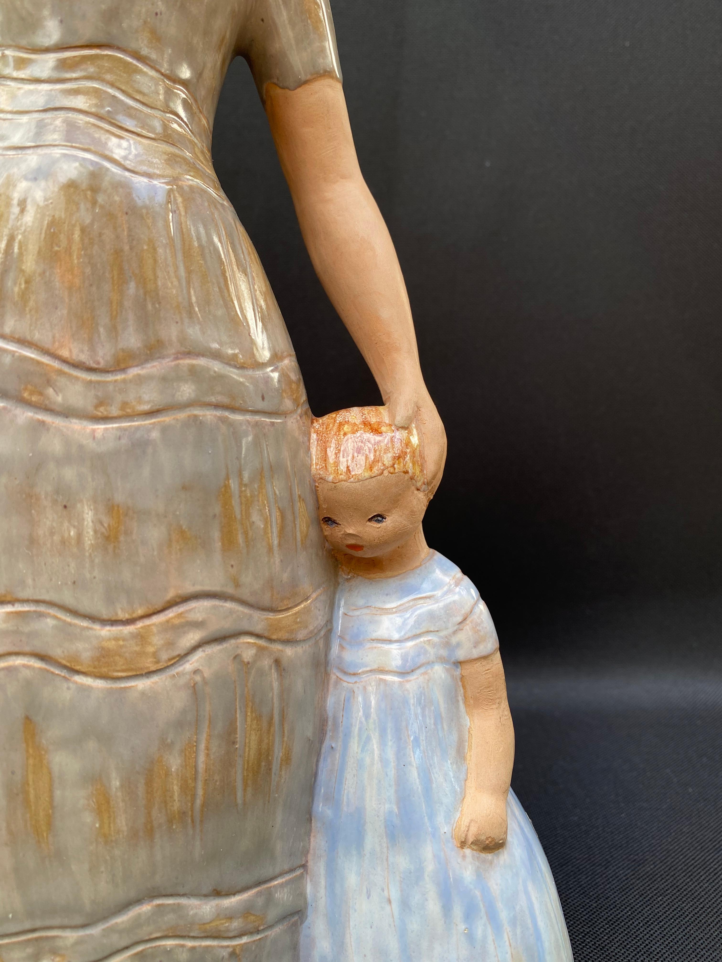Mutter und Kinder aus Baumwolle (Schwarz), Figurative Sculpture, von Anna Berkovits (Glauber Andorne)