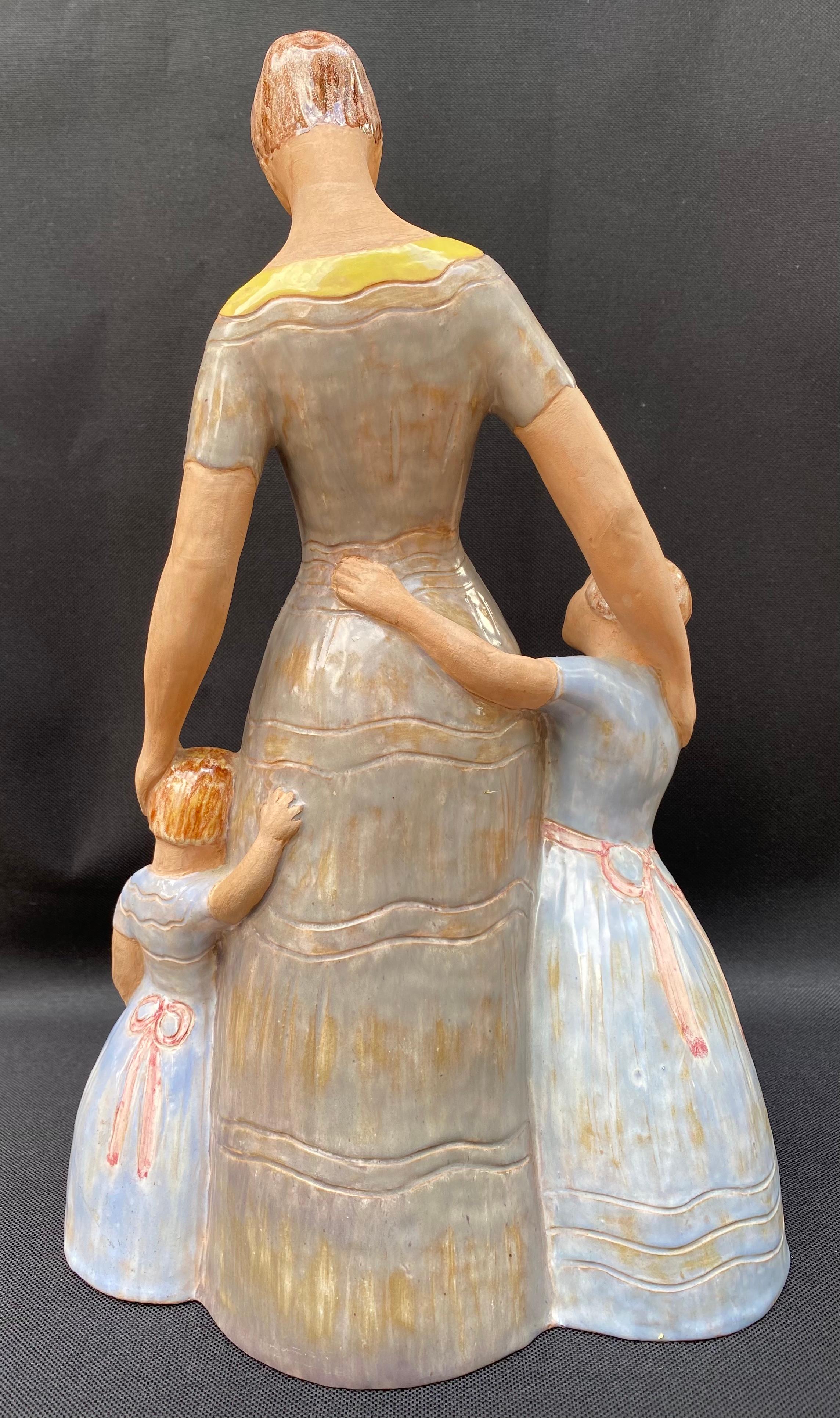 Mid century modern original terracotta sculpture by the Hungarian artist, Anna Berkovits of a young woman with her two children.  Circa 1955. Signed in the inside of the base. Der Zustand ist ausgezeichnet. Parts of the sculpture have been