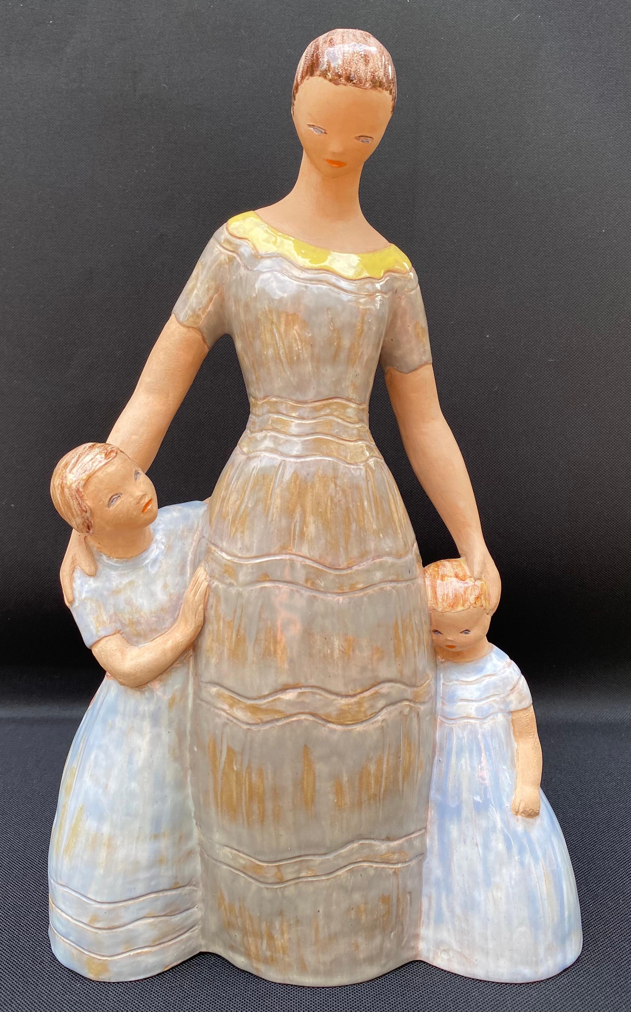 Anna Berkovits (Glauber Andorne) Figurative Sculpture – Mutter und Kinder aus Baumwolle