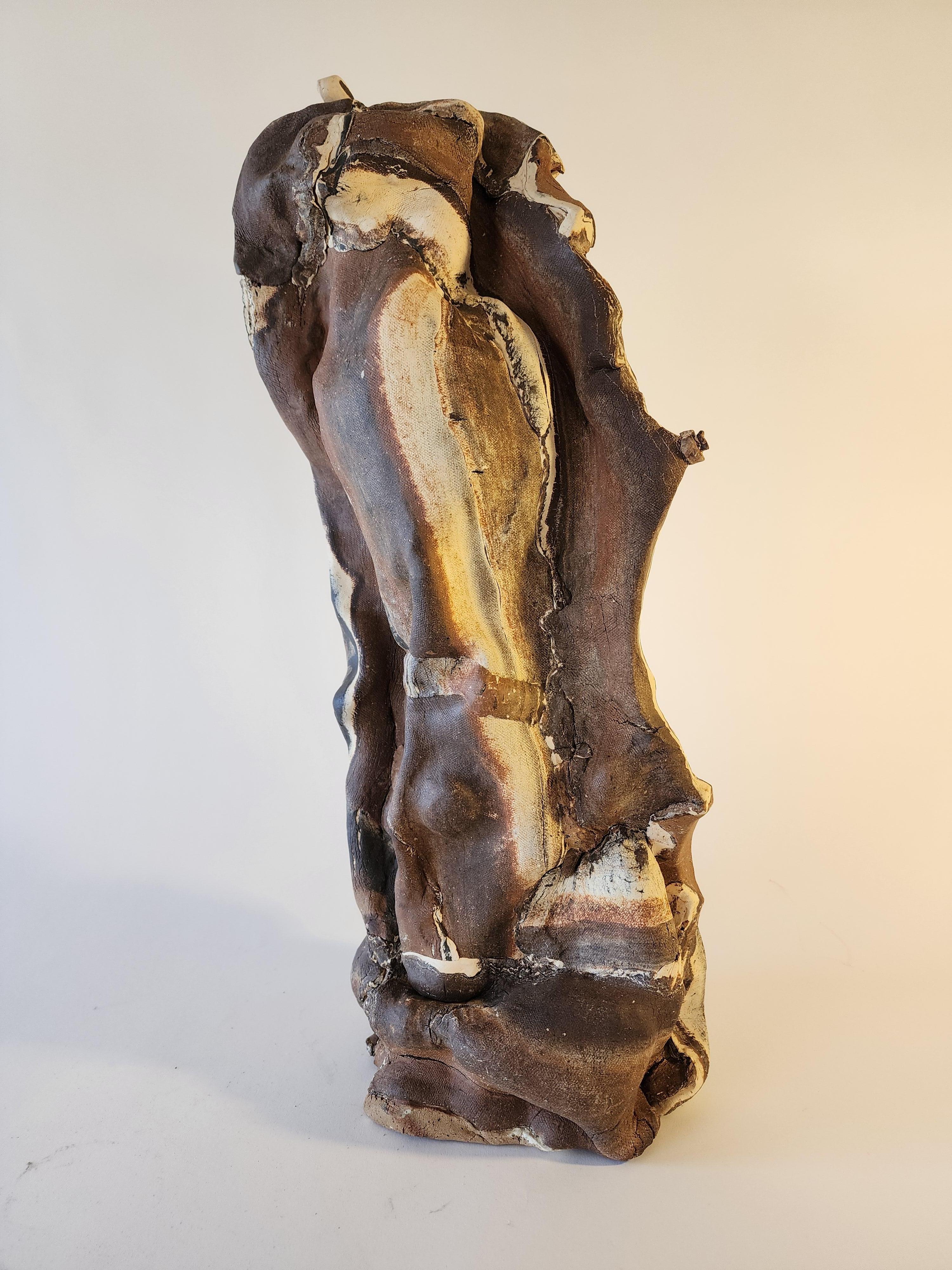Die keramische Skulptur aus kombinierten Tonkörpern, die von Anna Bush Crews in einzigartigen Prozessen entwickelt wurde, konzentriert sich auf die dem Material innewohnenden Qualitäten, auf die Art und Weise, wie es sich glättet oder nicht, wie es