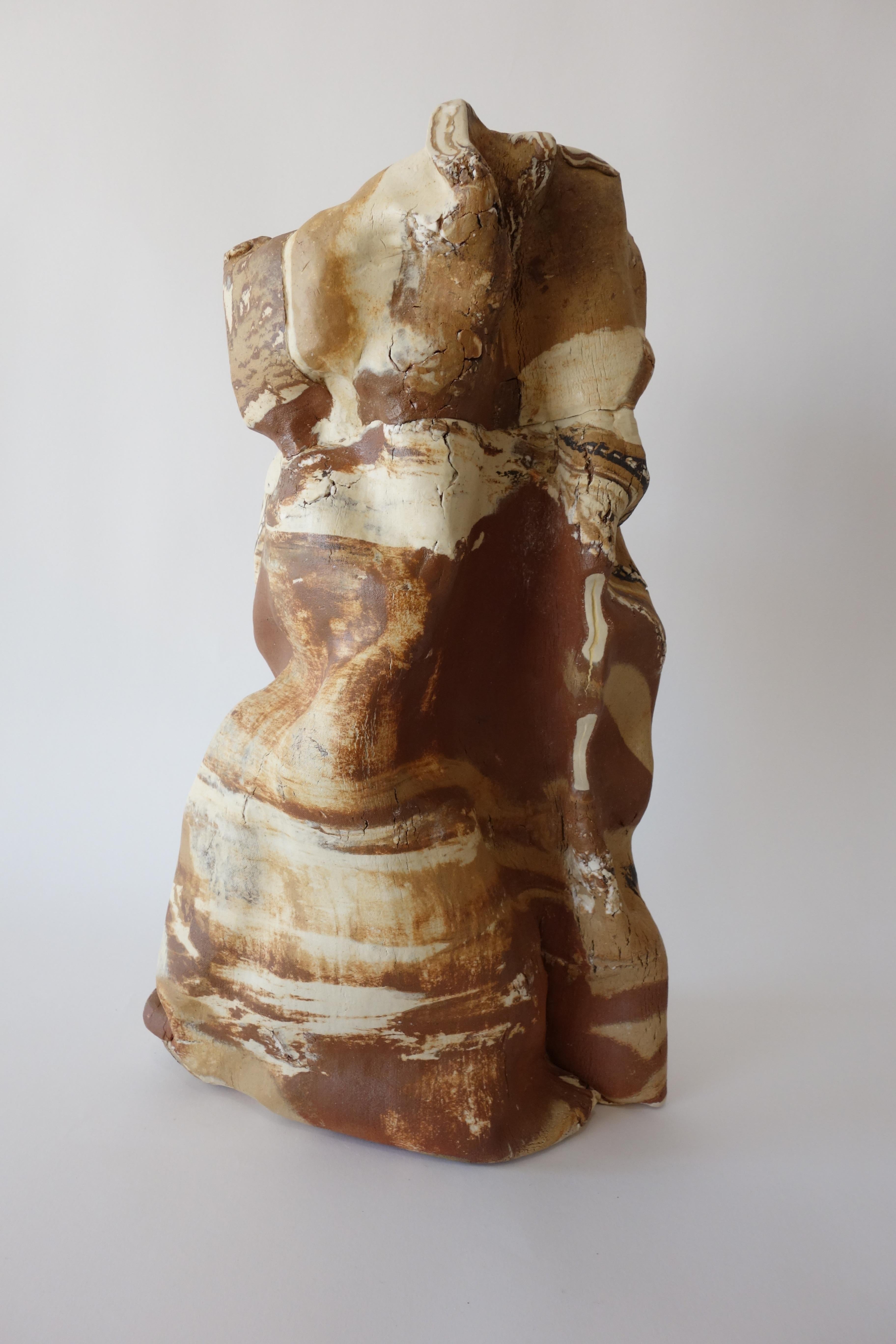 La sculpture en céramique de corps d'argile combinés, des processus uniques développés par Anna Bush Crews, s'appuie sur les qualités inhérentes au matériau, la façon dont il se lisse ou non, la façon dont il s'étire ou se brise dans les actions qui