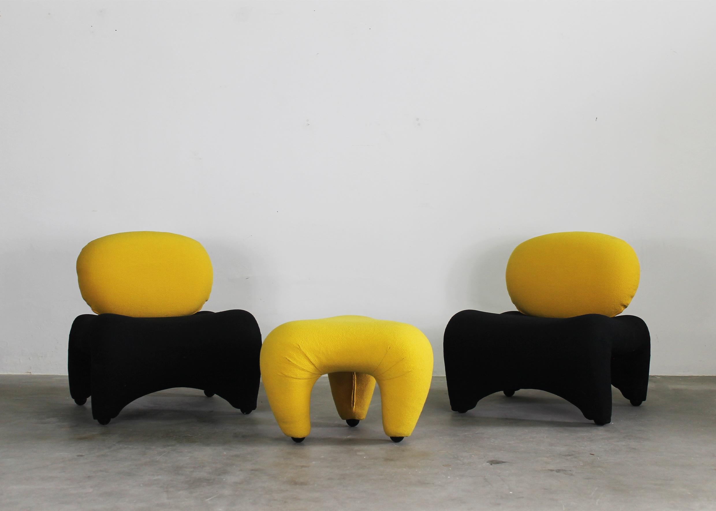 Ensemble de salon composé de deux fauteuils et d'un repose-pieds avec une structure en métal et tissu paddé, conçu par Anna et Carlo Bartoli et produit par Rossi di Albizzate, dans les années 1980.

Fauteuils : H72x63x70 cm 
Repose-pieds/tabouret :