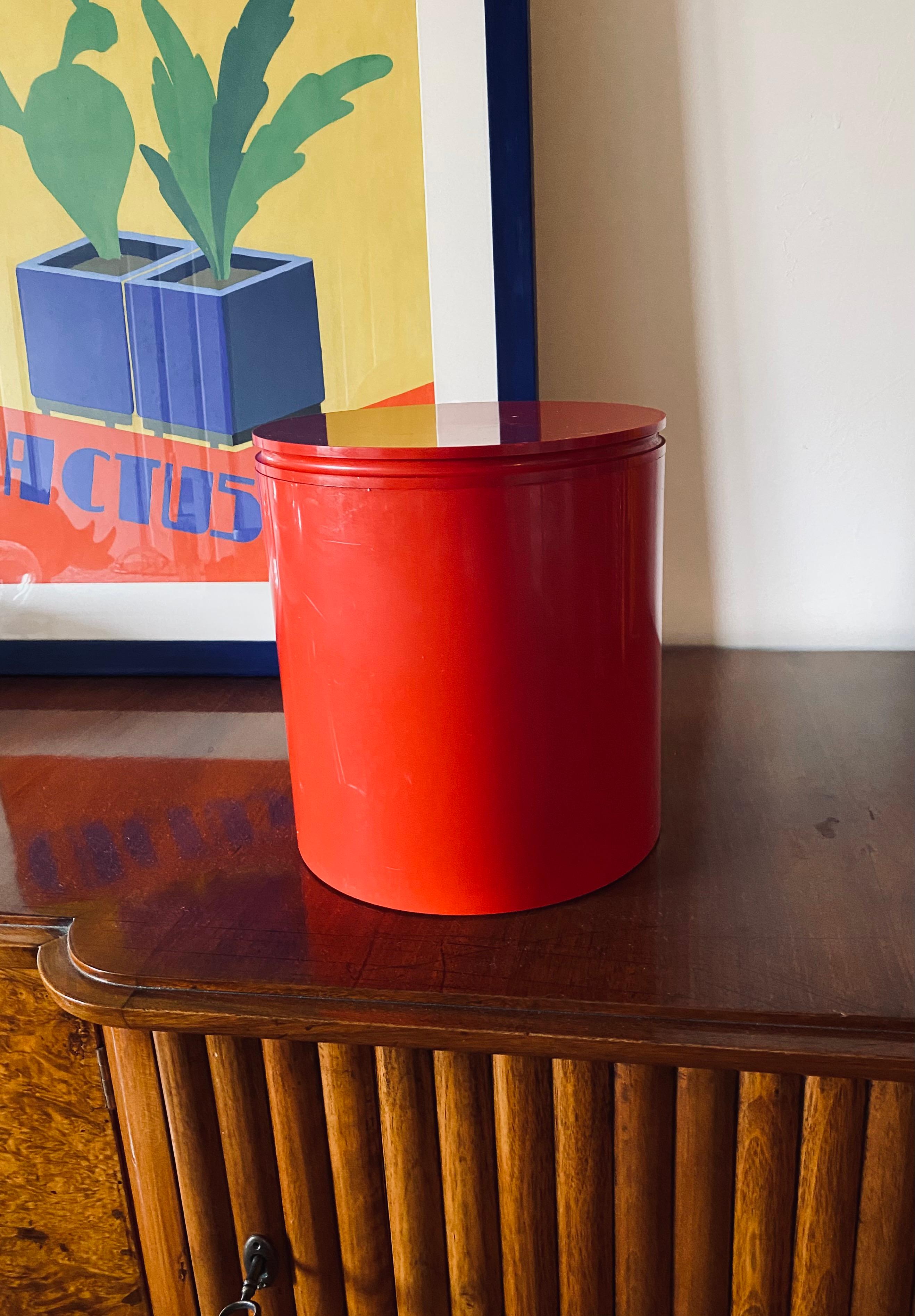 Red biscuit jar / paper basket mod. 7305 designed by Anna Castelli Ferrari

Kartell Italy, 1970s

H 24 x 22 cm

Conditions: excellent consistent with age and use