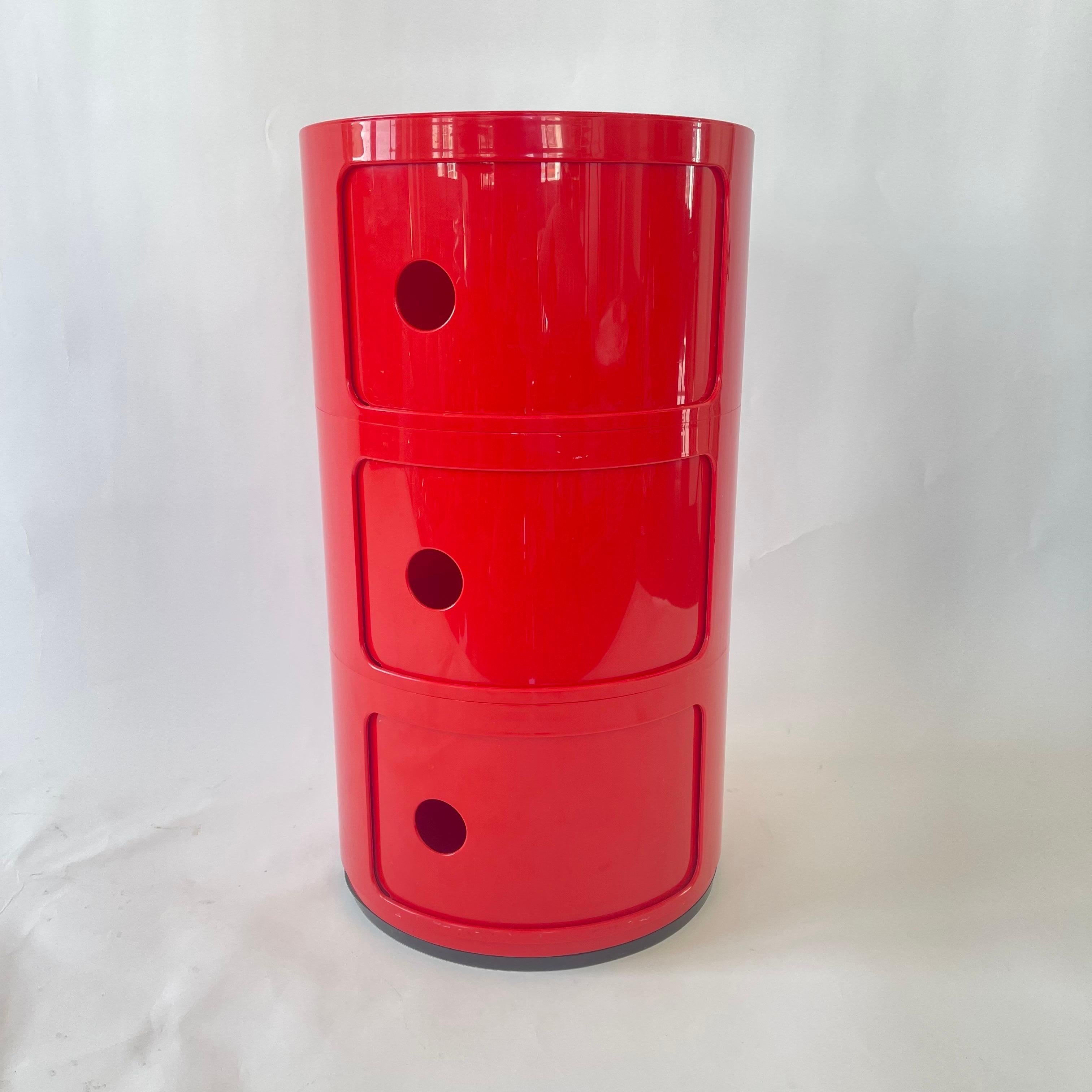 Ikonischer 3-türiger Componibili-Schrank in klassischem Rot.  Hergestellt aus durchgefärbtem ABS-Kunststoff, bestehend aus einem modularen Aufbewahrungssystem mit 3 Etagen, drei Schiebetüren und einem Gummifußring.  Entworfen von Anna Castelli