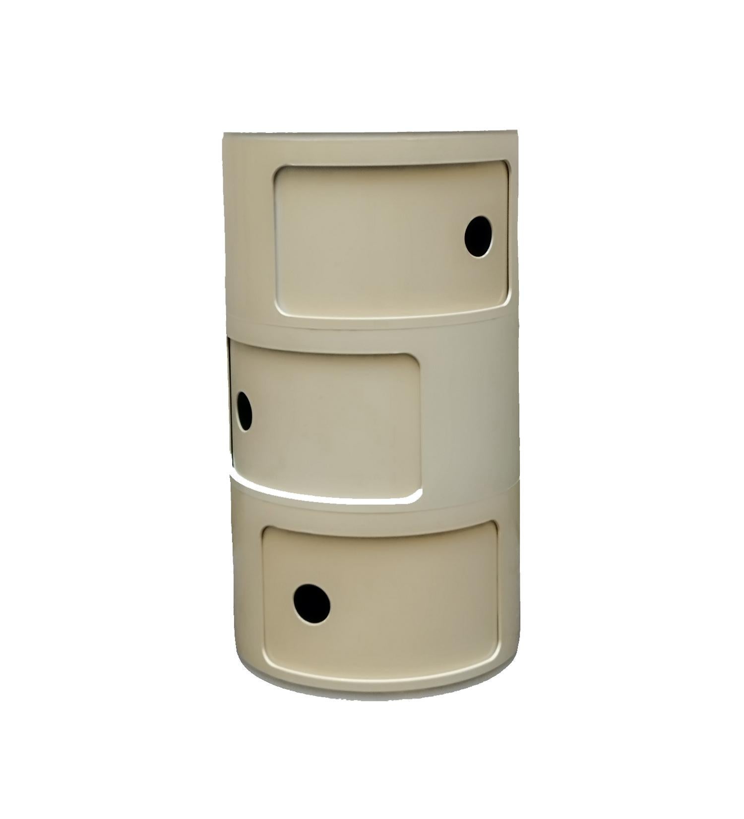 Componibili Klassische runde, modulare Aufbewahrungseinheit, entworfen von Anna Castelli Ferrieri für Kartell im Jahr 1970.
Componibili Schrank / 3 Schubladen Elfenbein entworfen von Anna Castelli Ferrieri für Kartell.
Modularer Container mit