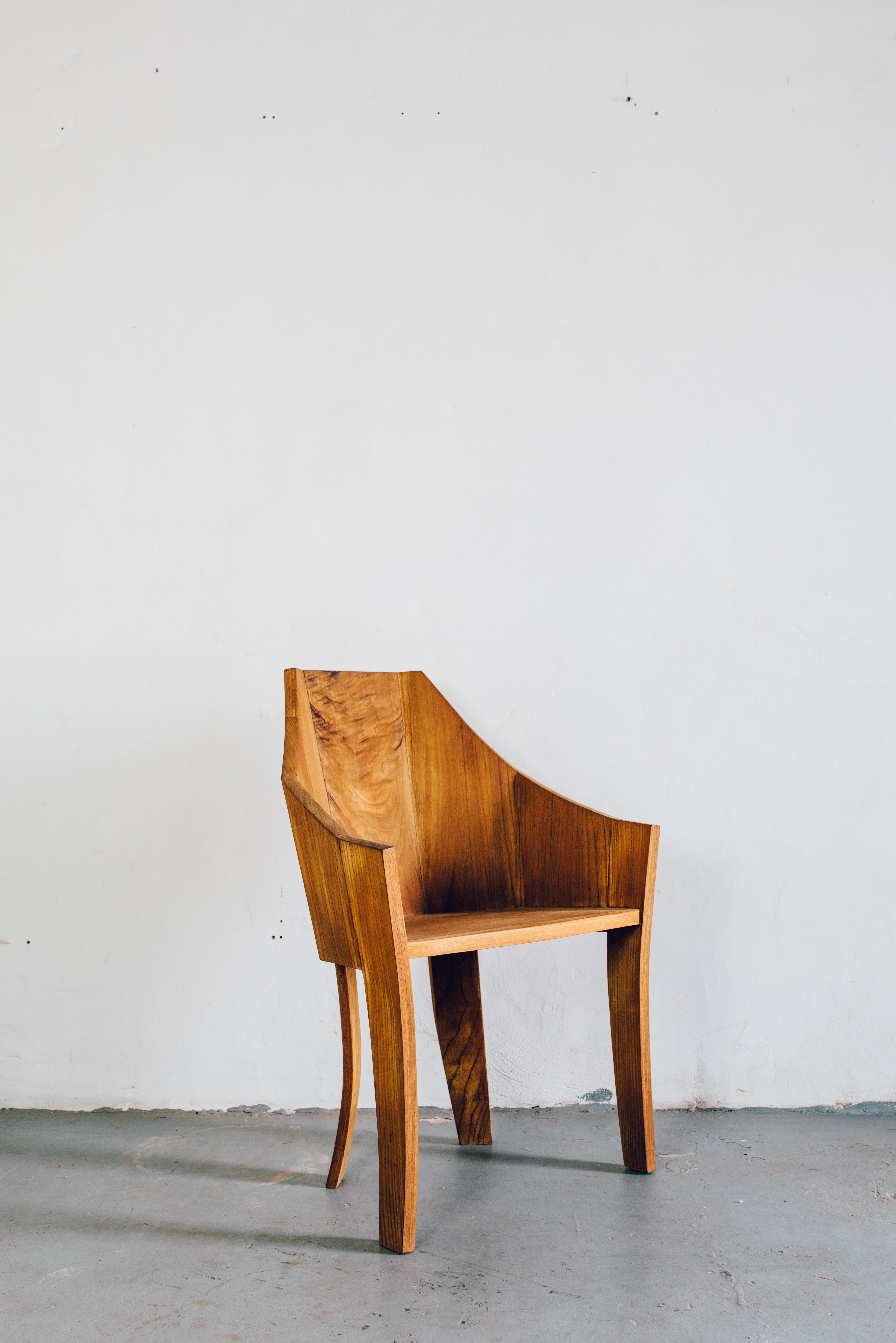 Organico moderno Sedia Anna, in legno di cedro di vecchia crescita, disegnata e realizzata a mano da Rafael Calvo in vendita