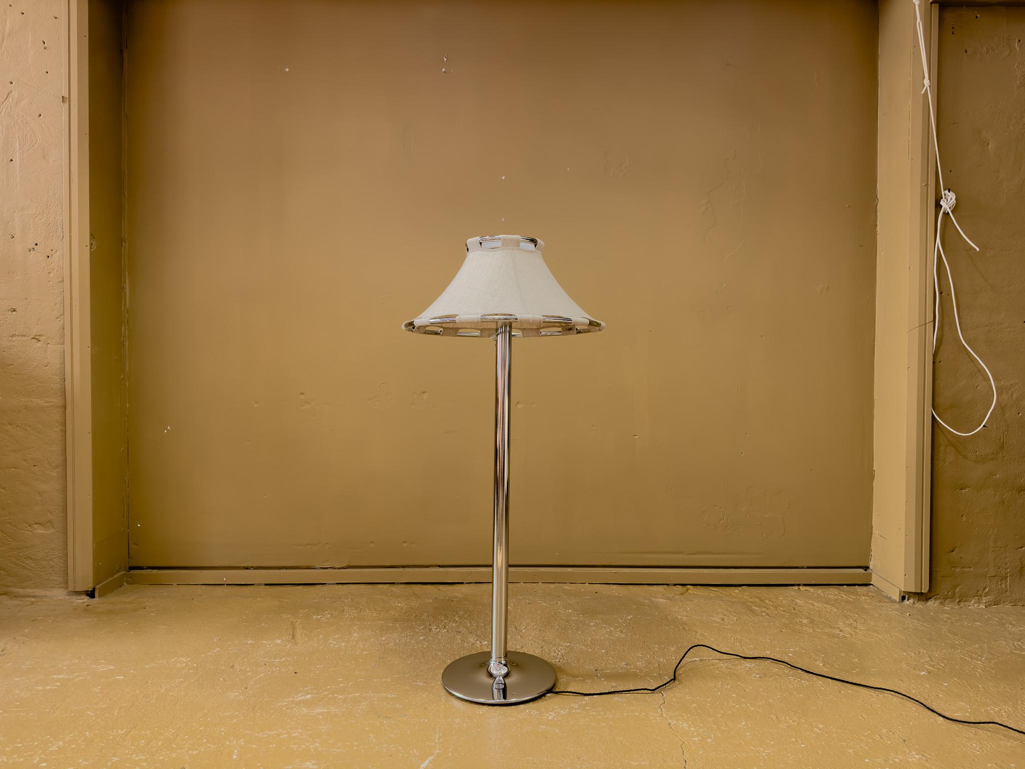 Le lampadaire 'Anna', conçu par Anna Ehrner pour Ateljé Lyktan, est doté d'une superbe base chromée et d'un abat-jour en toile tendue.

Maintenue entre deux anneaux chromés, la toile de l'abat-jour est suspendue, ce qui crée une rigidité dans le