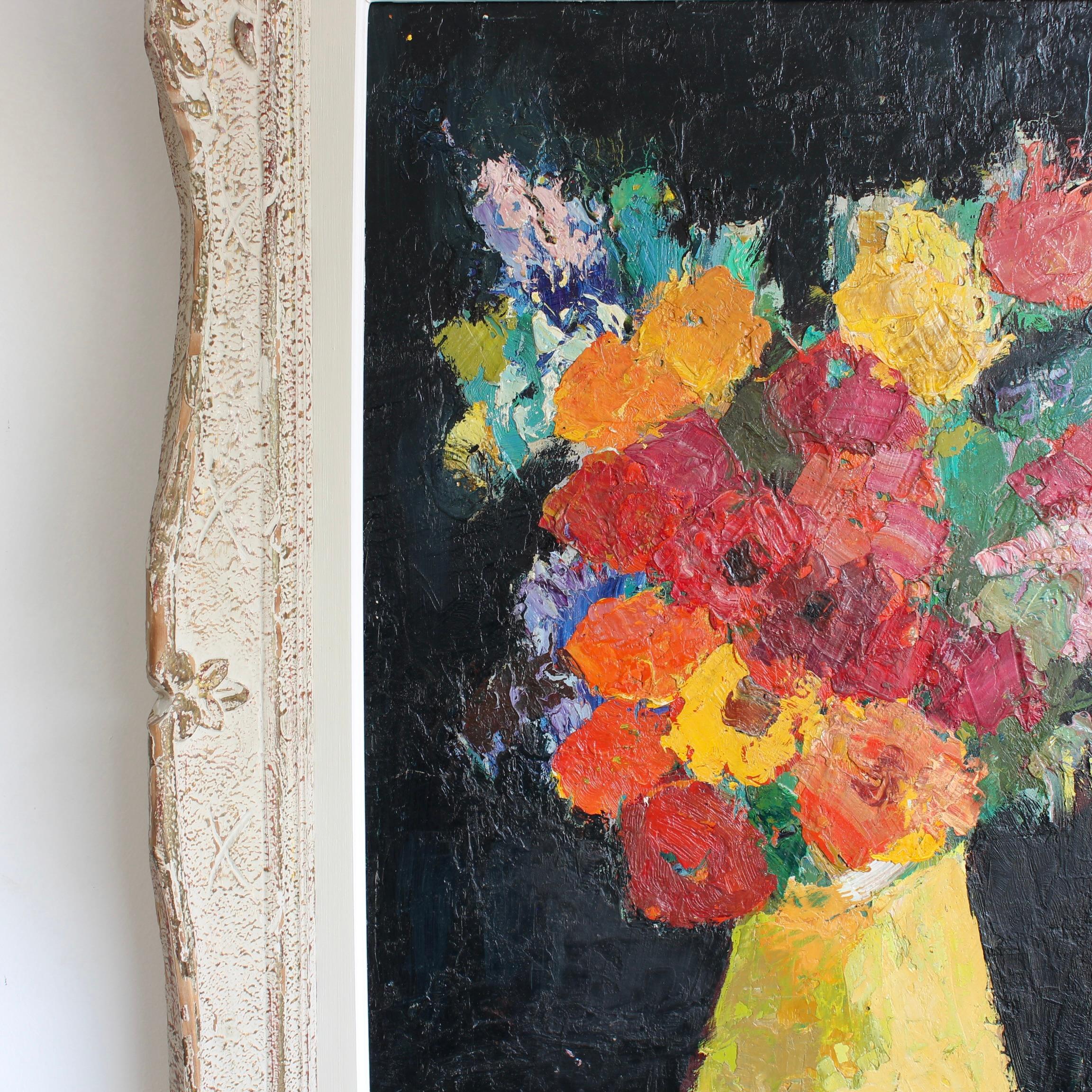 Bouquet dans un vase jaune en vente 1
