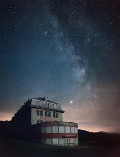 Abgewandeltes Hotel, Schweizer Alpen, von Anna Dobrovolskaya-Mints. Nachtfoto, Milky Way
