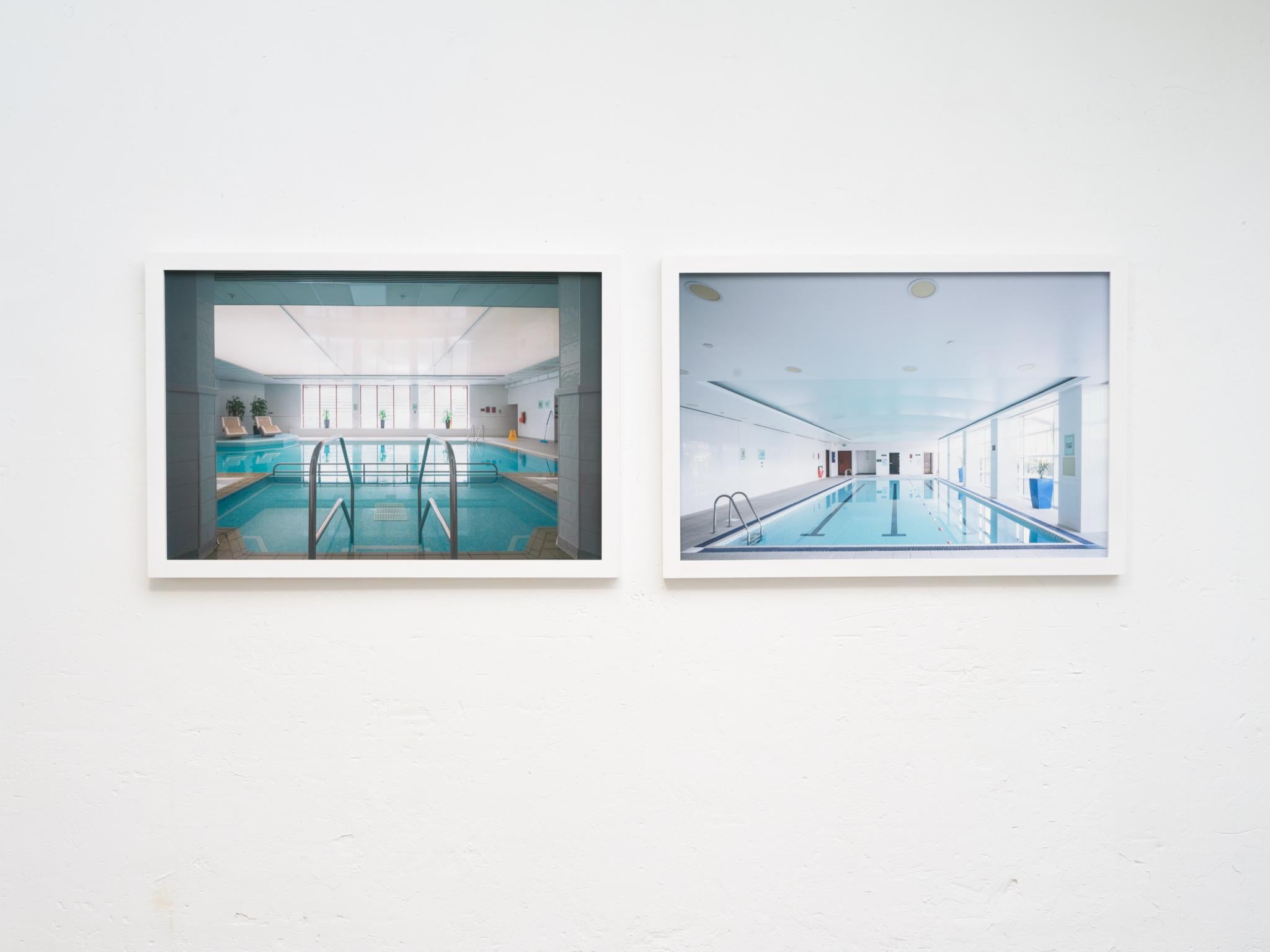 Photo d'architecture d'une piscine bleue dans un hôtel. Cadre blanc avec verre de musée - Photograph de Anna Dobrovolskaya-Mints