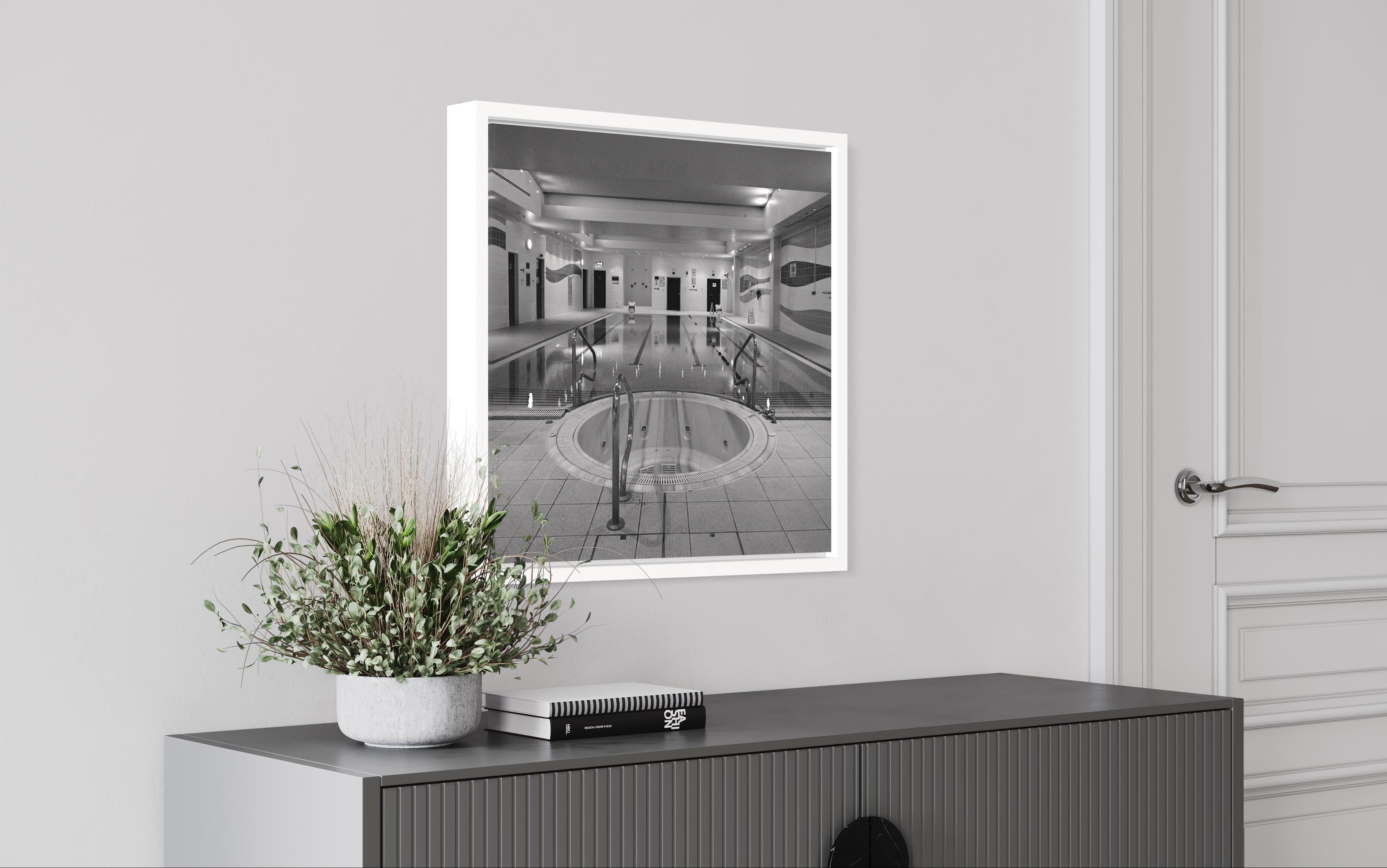 Cuadrado Monocromo Fotografía de Arquitectura Cuadrada: Diseño de Piscinas - Photograph Contemporáneo de Anna Dobrovolskaya-Mints