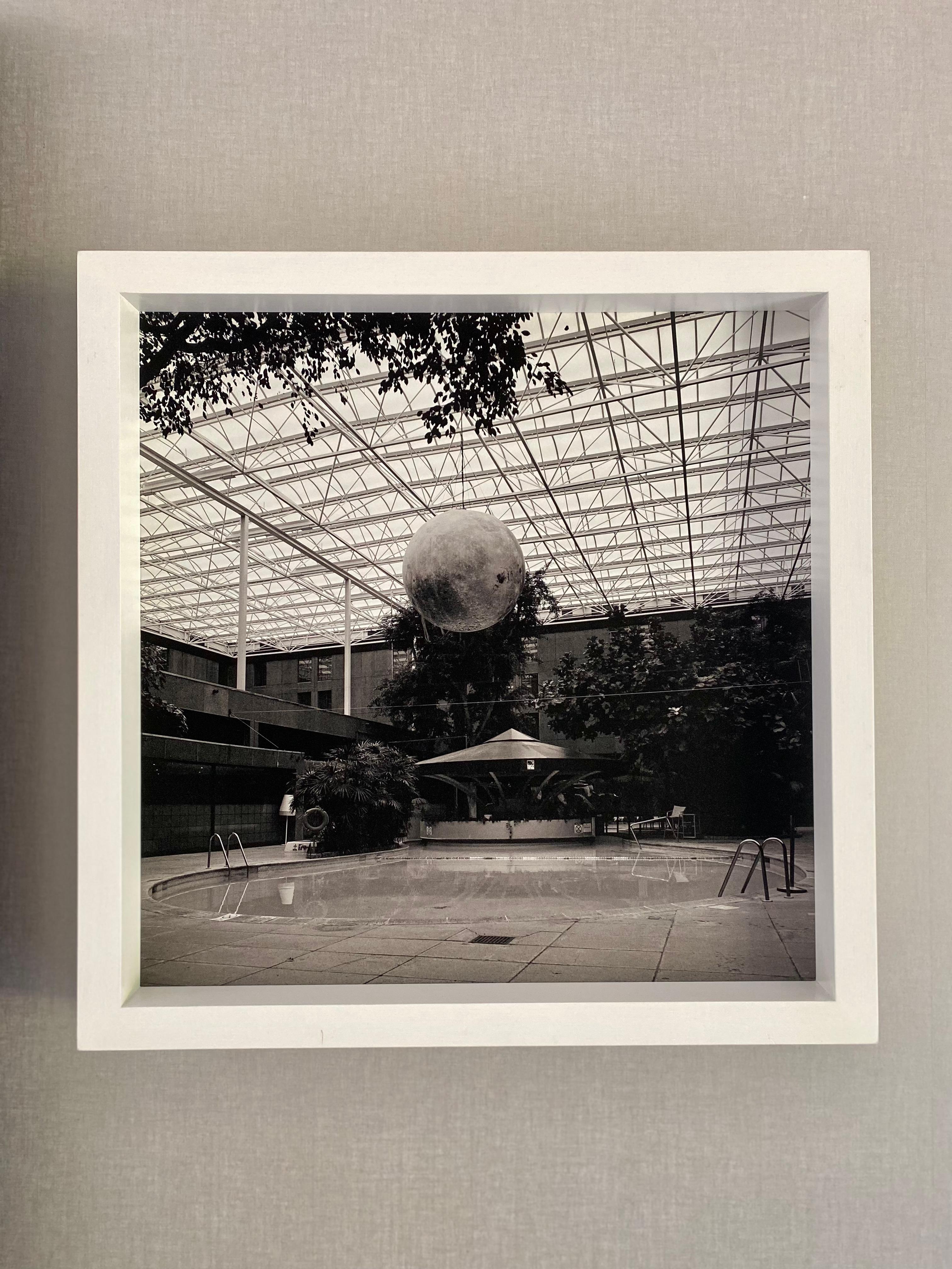 Schwarz-Weiß- Quadratische Architekturfotografie in Schwarz-Weiß: Hotel-Pool mit mondähnlicher Kugel – Photograph von Anna Dobrovolskaya-Mints