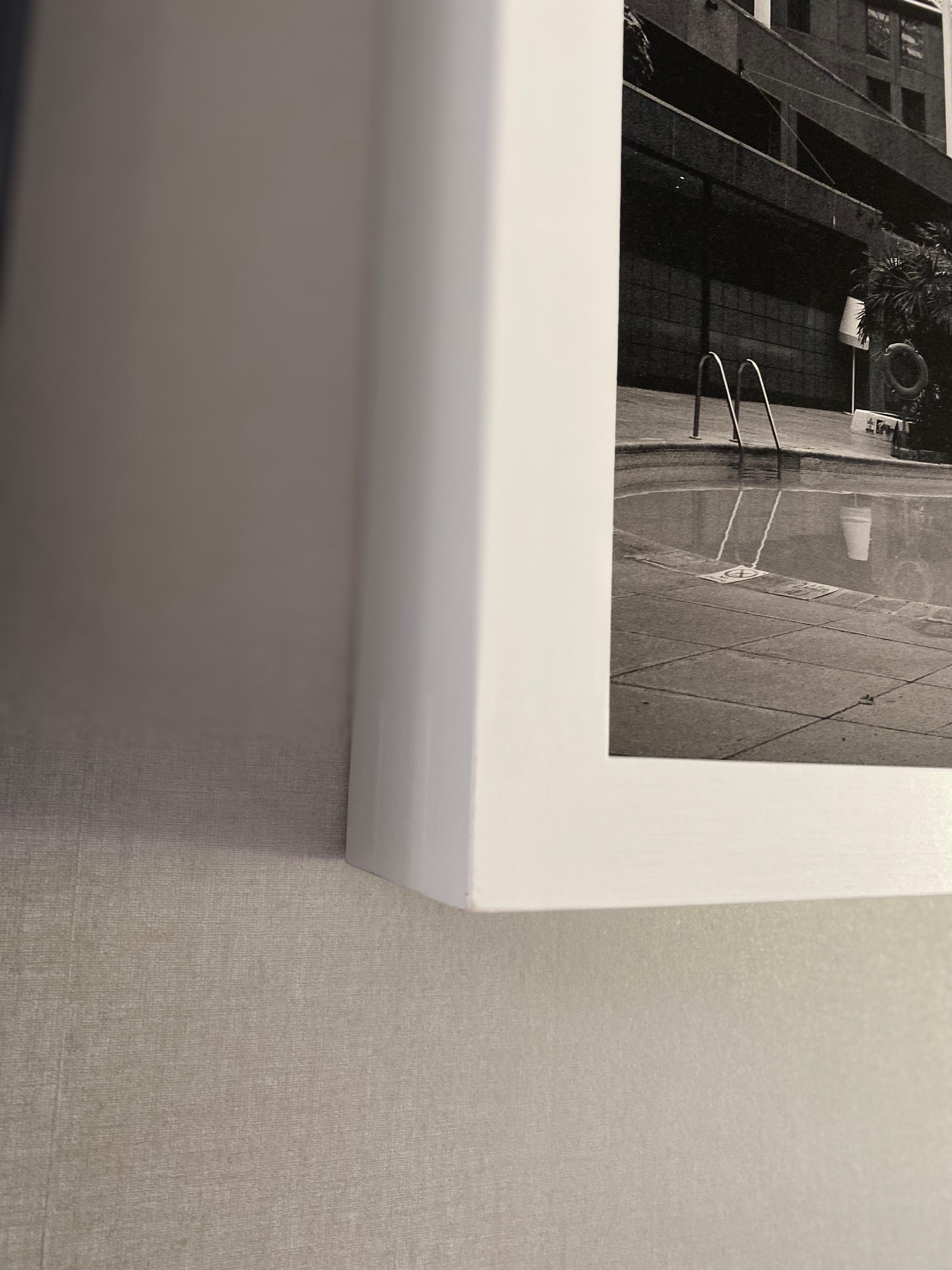 Schwarz-Weiß- Quadratische Architekturfotografie in Schwarz-Weiß: Hotel-Pool mit mondähnlicher Kugel im Angebot 4