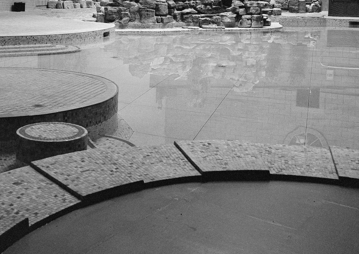 Quadratische Architekturfotografie in Schwarz-Weiß: Swimming Pool-Design (Grau), Black and White Photograph, von Anna Dobrovolskaya-Mints
