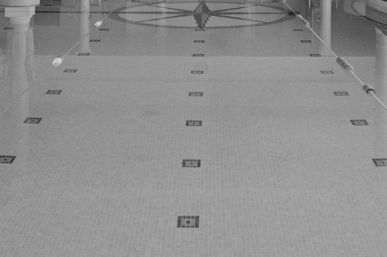 Monochrome quadratische Architekturfotografie: Swimming Pool Design (Grau), Black and White Photograph, von Anna Dobrovolskaya-Mints
