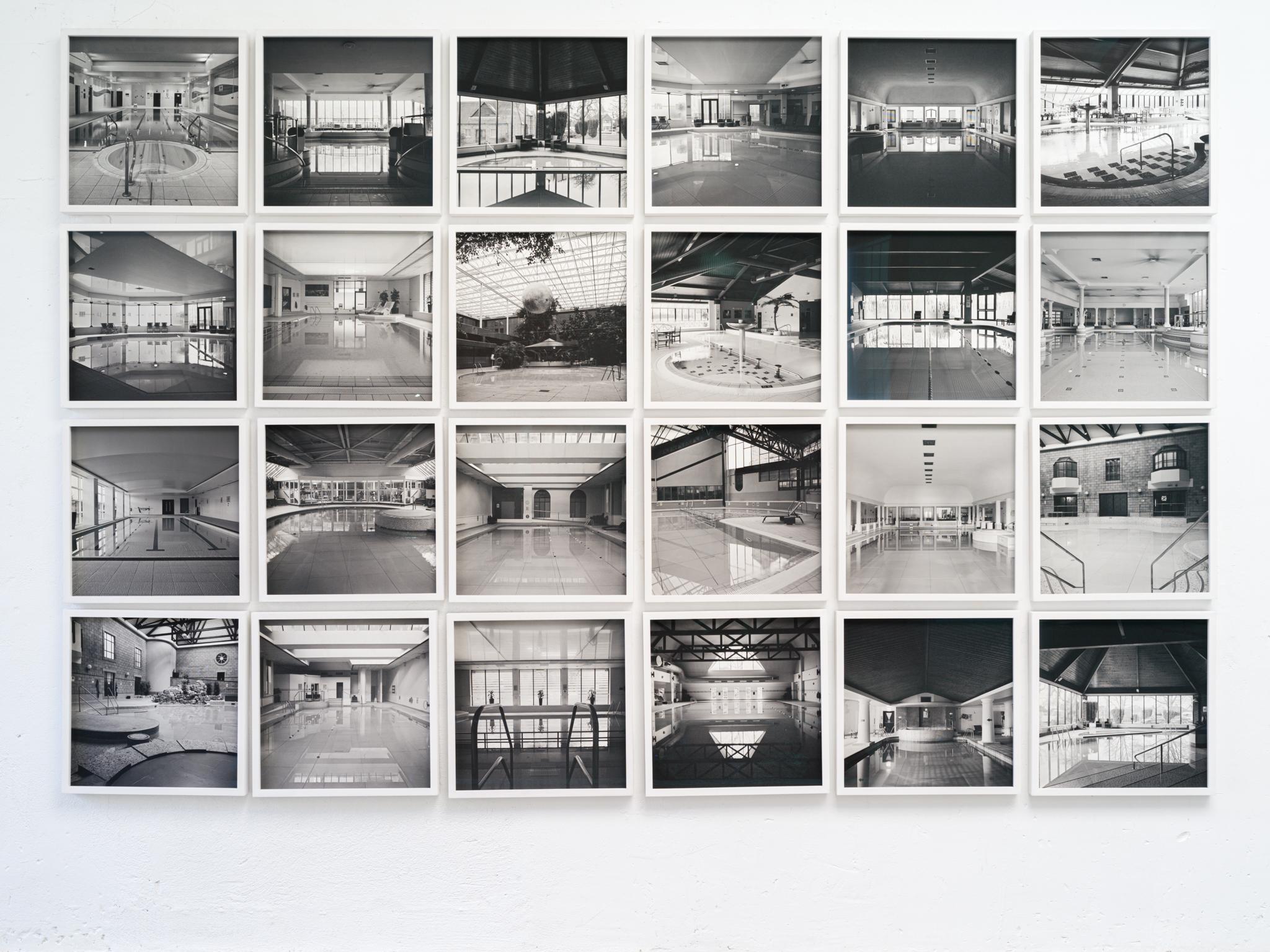 Schwarz-Weiß- Quadratische Architekturfotografie in Schwarz-Weiß: Hotel-Pool mit mondähnlicher Kugel im Angebot 2