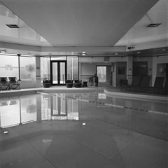 Monochrome quadratische Architekturfotografie: Swimming Pool Design