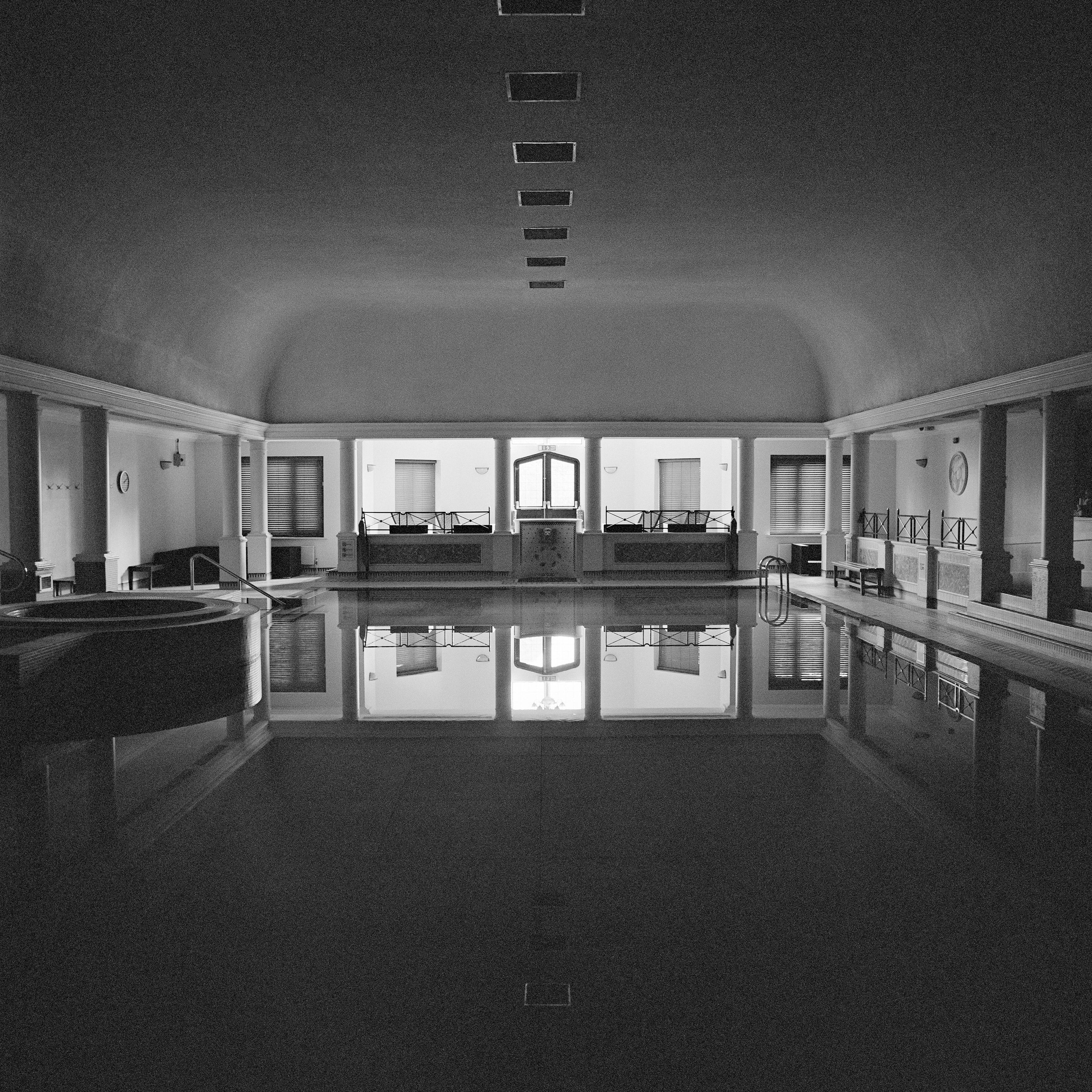 Anna Dobrovolskaya-Mints Black and White Photograph – Monochrome quadratische Architekturfotografie: Swimming Pool Design