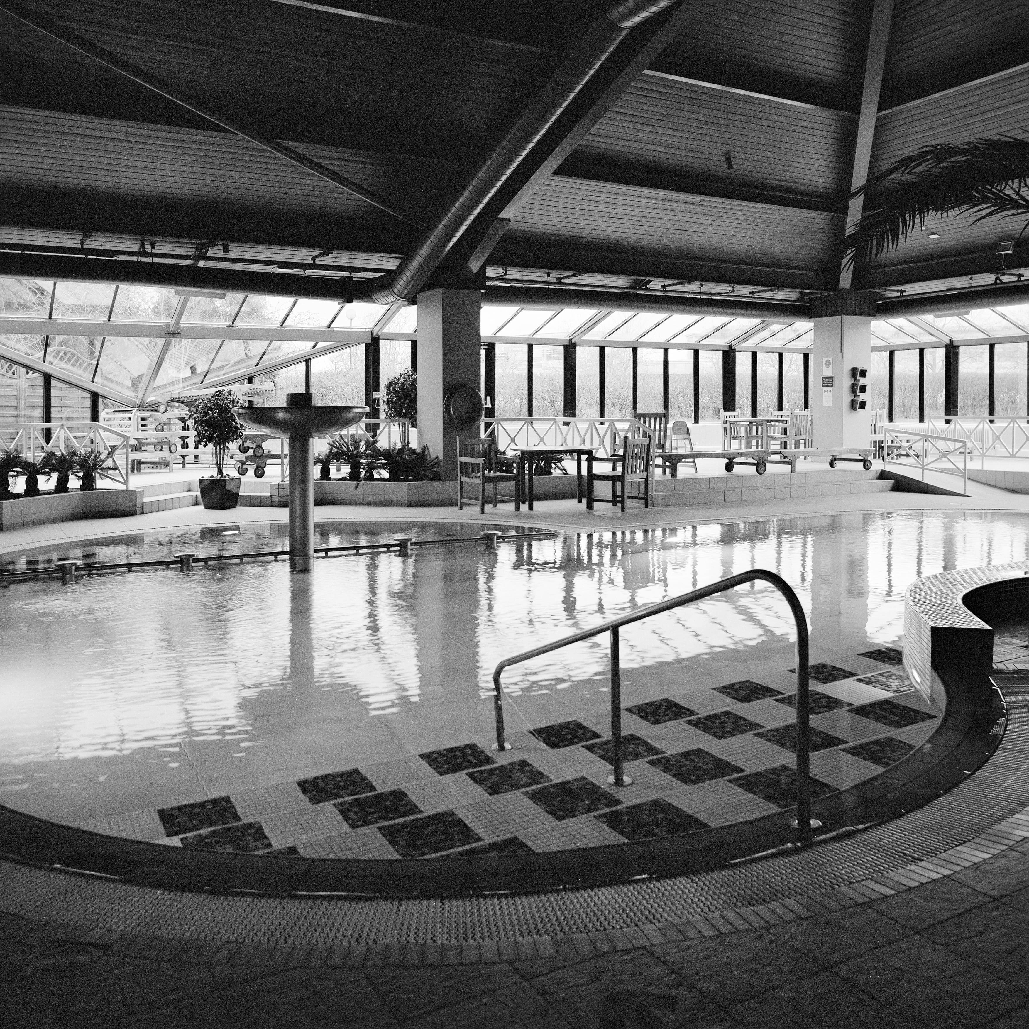 Anna Dobrovolskaya-Mints Black and White Photograph – Quadratische Monochrome Quadratische Architekturfotografie: Swimming Pool Design