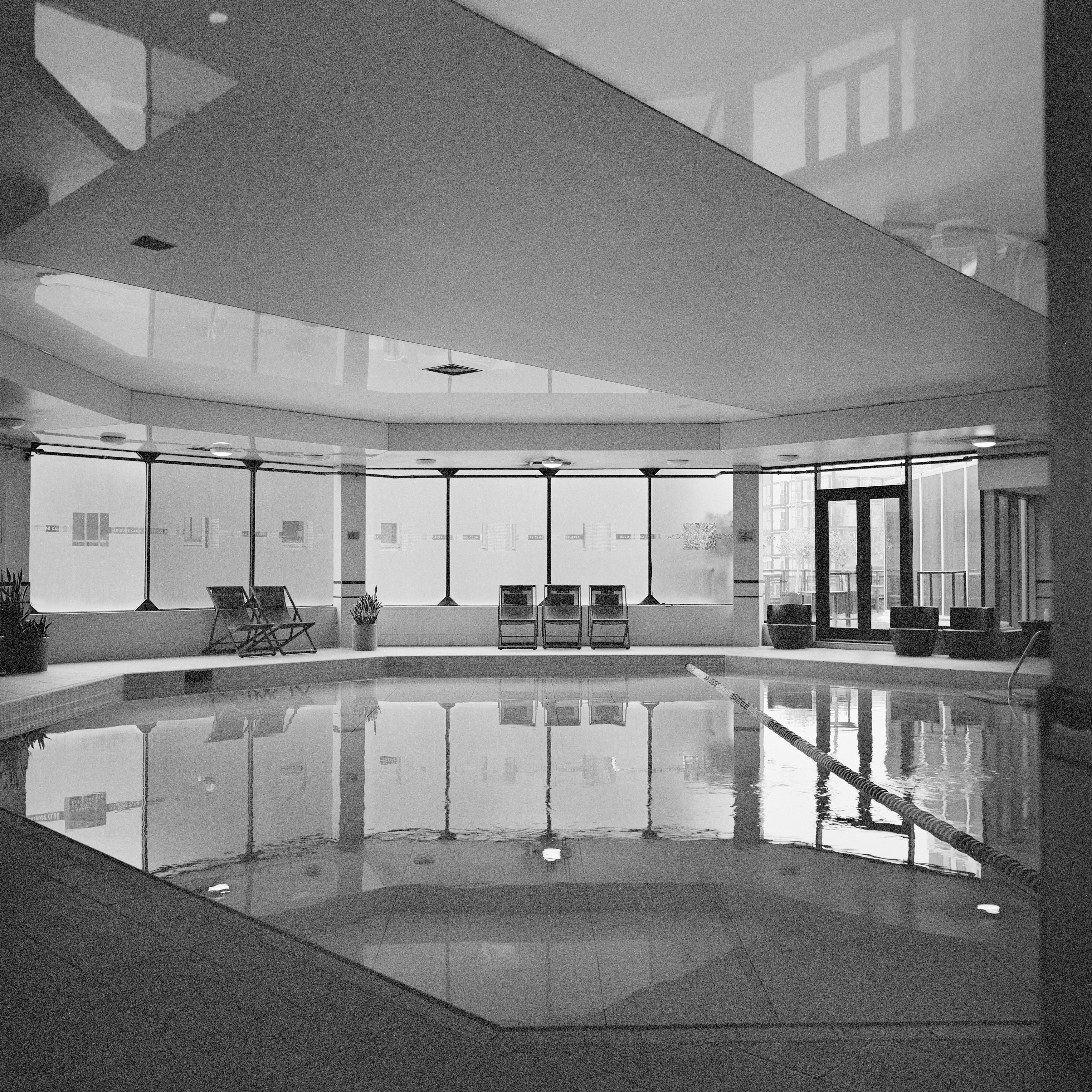 Geometrisches architektonisches Foto: Quadratischer schwarz-weißer quadratischer Pool, eingefangen auf Film