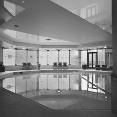 Foto Arquitectónica Geométrica: Piscina cuadrada en blanco y negro captada en película