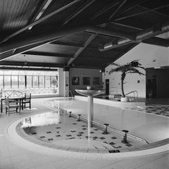 Monochrome quadratische architektonische Fotografie: Swimming Pool-Design mit Brunnen