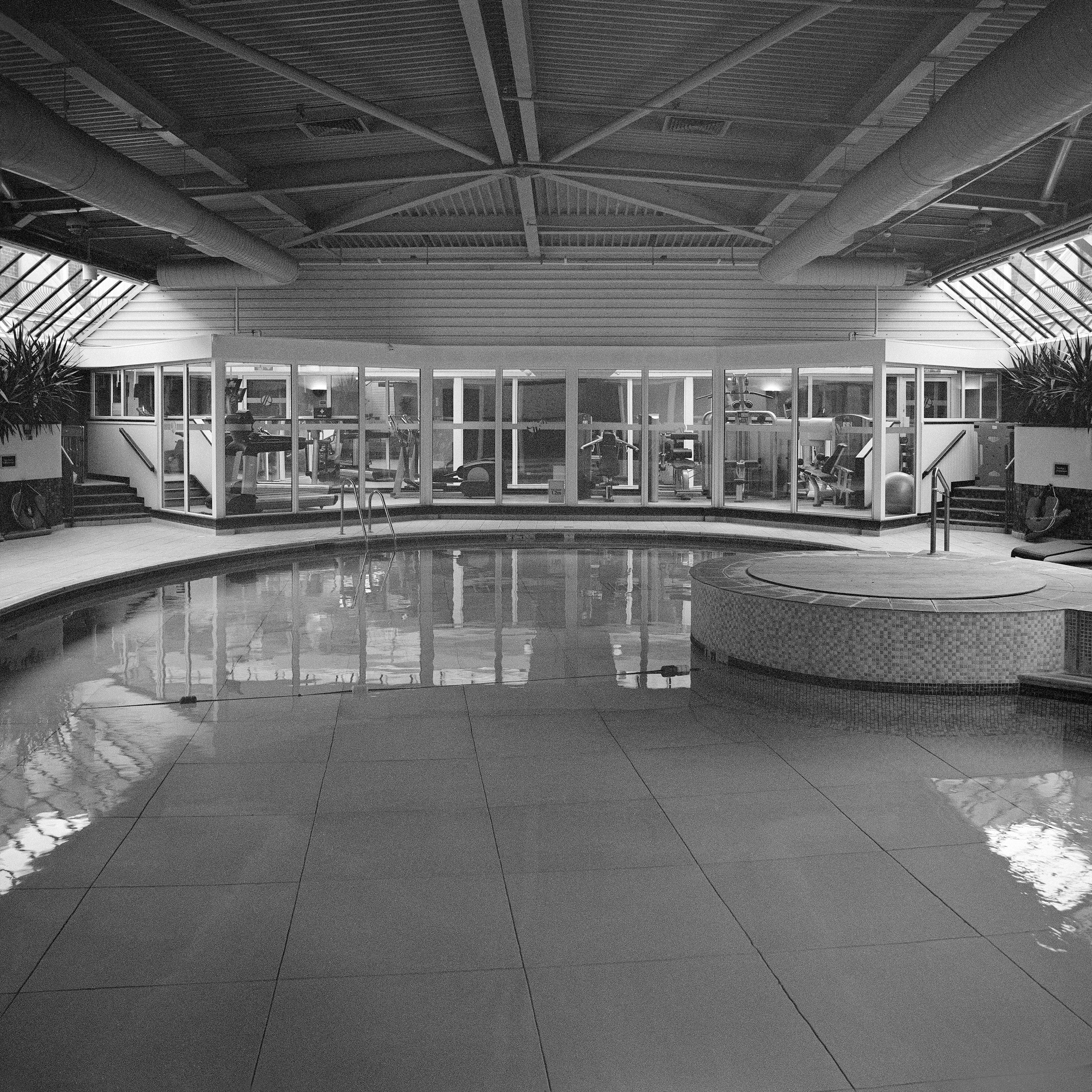 Monochrome quadratische Architekturfotografie: Swimming Pool Design