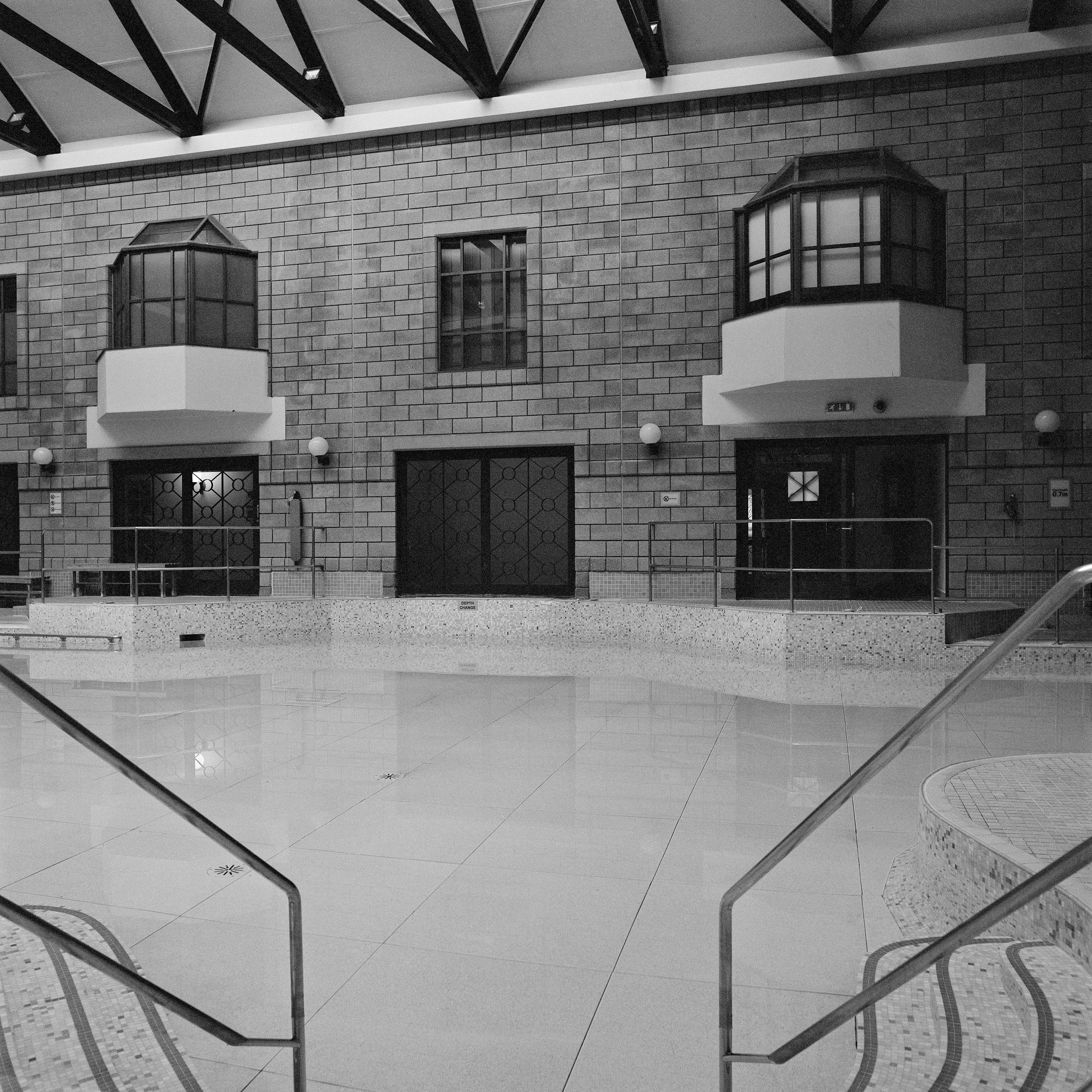 Anna Dobrovolskaya-Mints Black and White Photograph – Monochrome quadratische Architekturfotografie: Swimming Pool Design