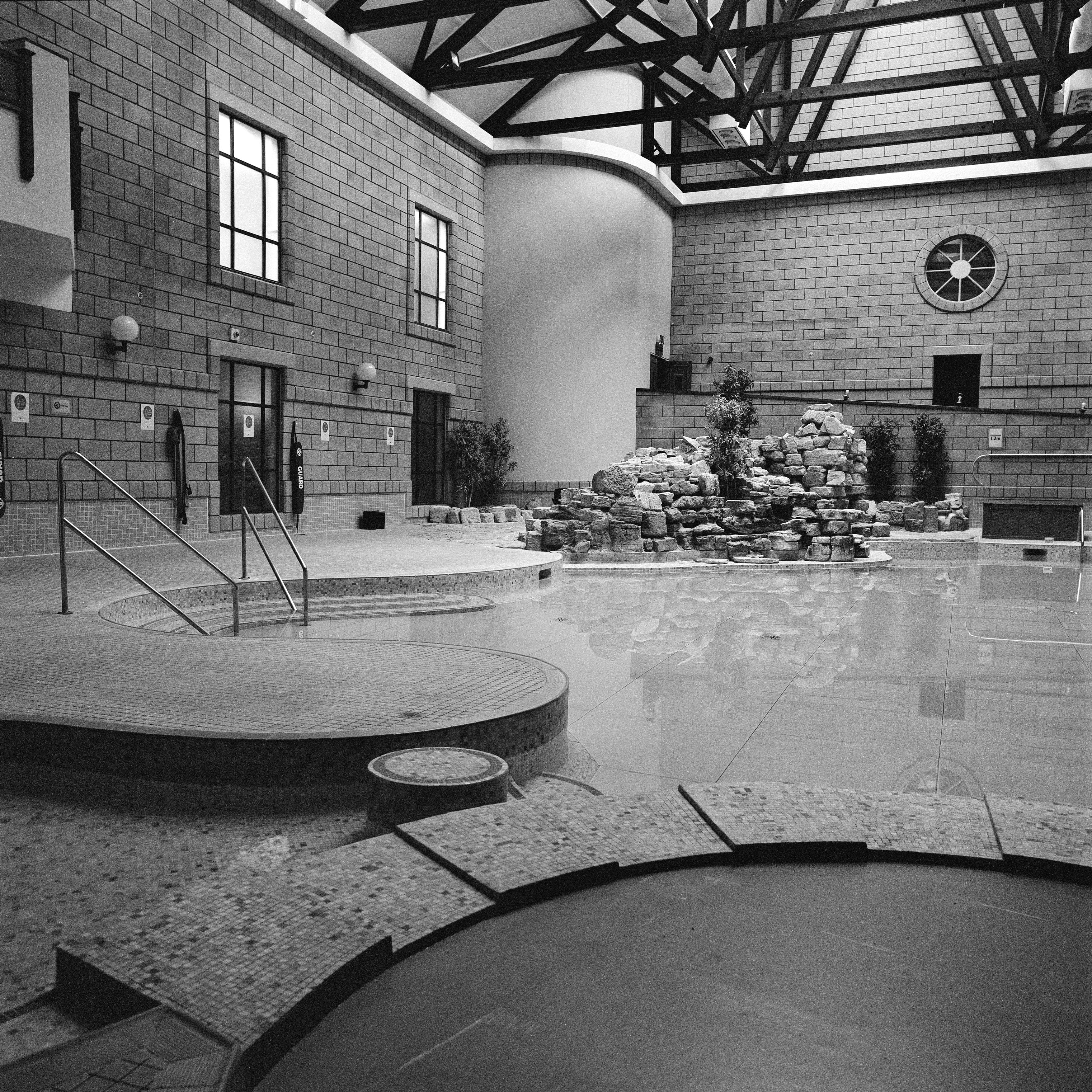Anna Dobrovolskaya-Mints Black and White Photograph – Quadratische Architekturfotografie in Schwarz-Weiß: Swimming Pool-Design