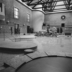 Photographie d'architecture carrée en noir et blanc : Swimming Pool Design