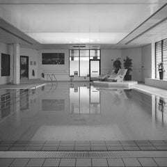 Glänzendes Architekturfoto: Schwarz-weißer quadratischer POOL auf Film gebannt