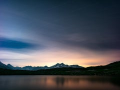Fotografía de Formato Medio de Larga Exposición. Los Alpes suizos y un lago por la noche