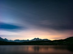 Long Exposure Medium Format-Fotografie. Schweizer Alpen und ein See bei Nacht