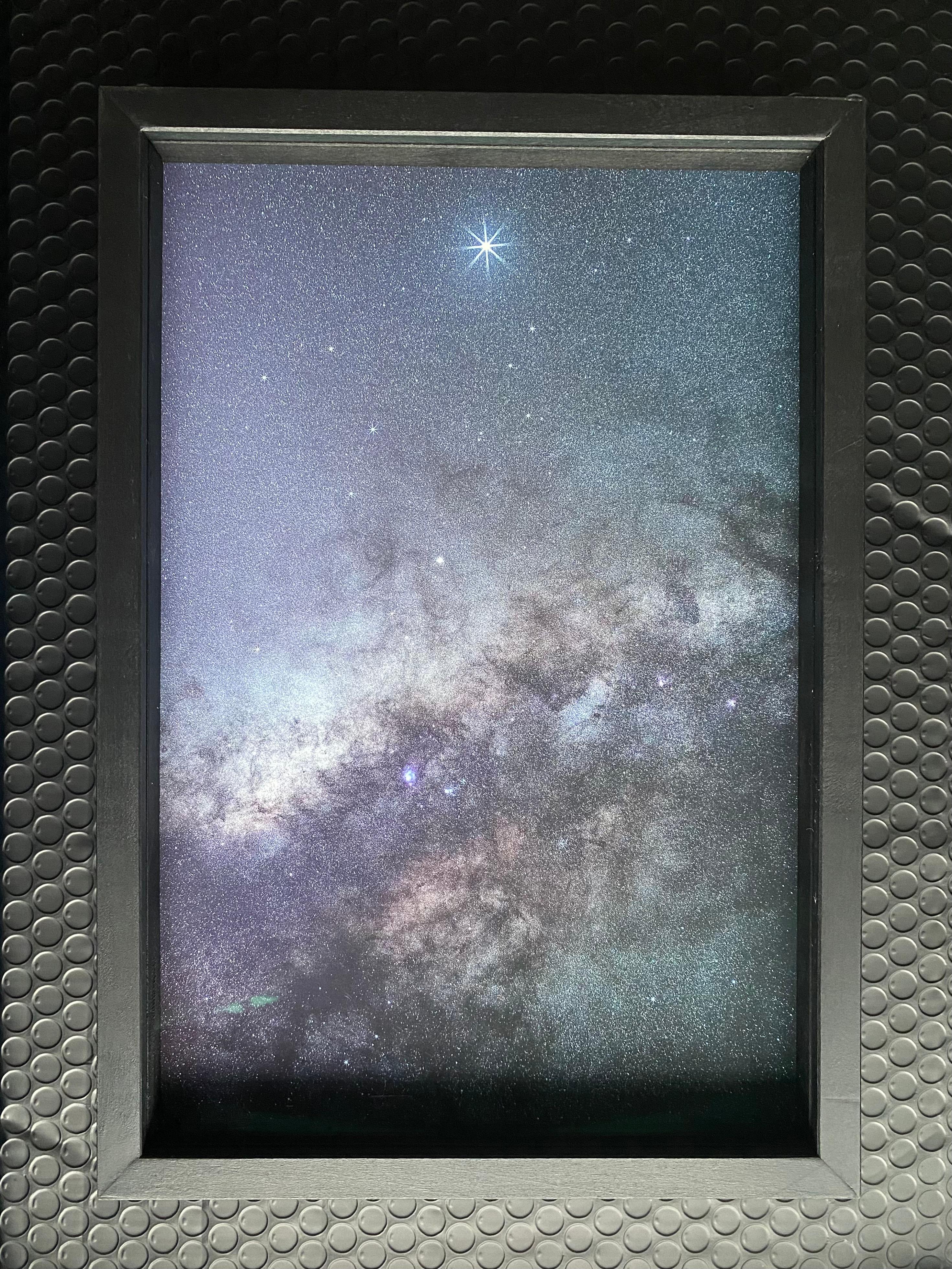 Color Photograph Anna Dobrovolskaya-Mints - Jupiter et Voie Lactée : Photo nocturne en couleur avec cadre noir et verre de musée