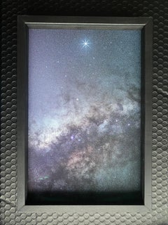 Jupiter et Voie Lactée : Photo nocturne en couleur avec cadre noir et verre de musée