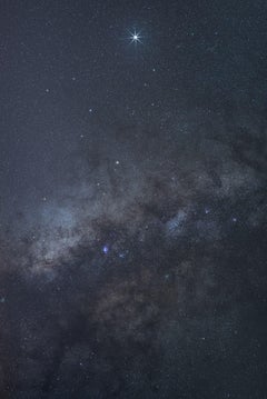 Jupiter und Milky Way. Farbiges kleines Nachtfoto, schwarzer Holzrahmen, Museumsglas